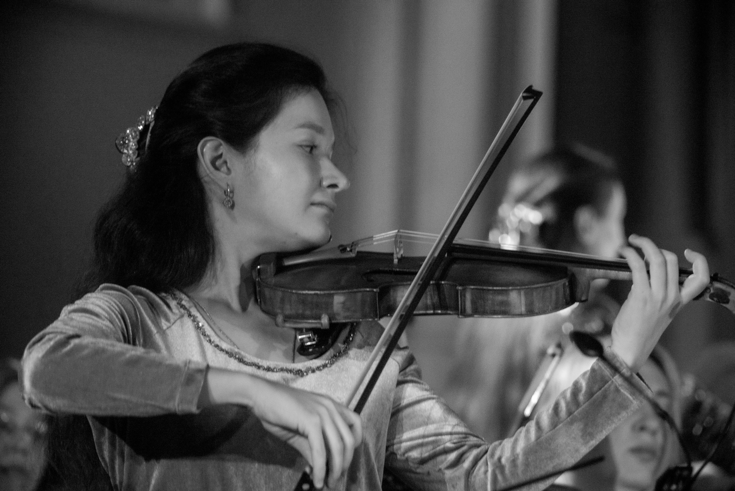 На сцене. Скрипачка Анна Савкина