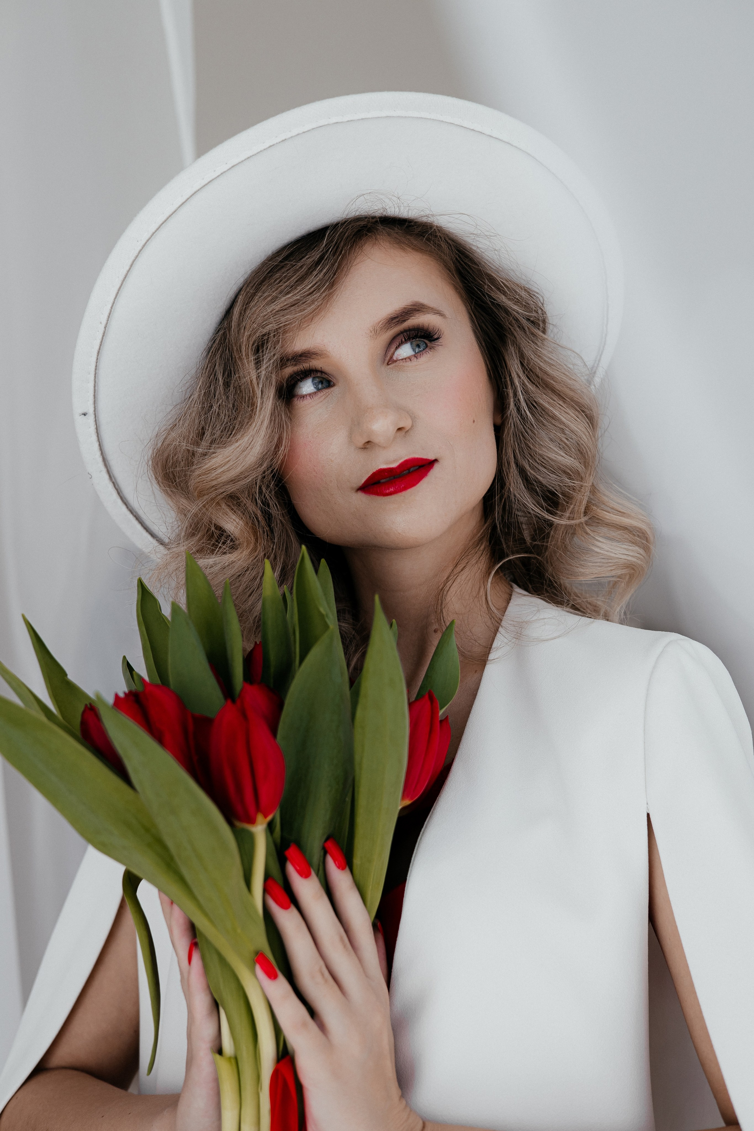 Анна. Красные тюльпаны