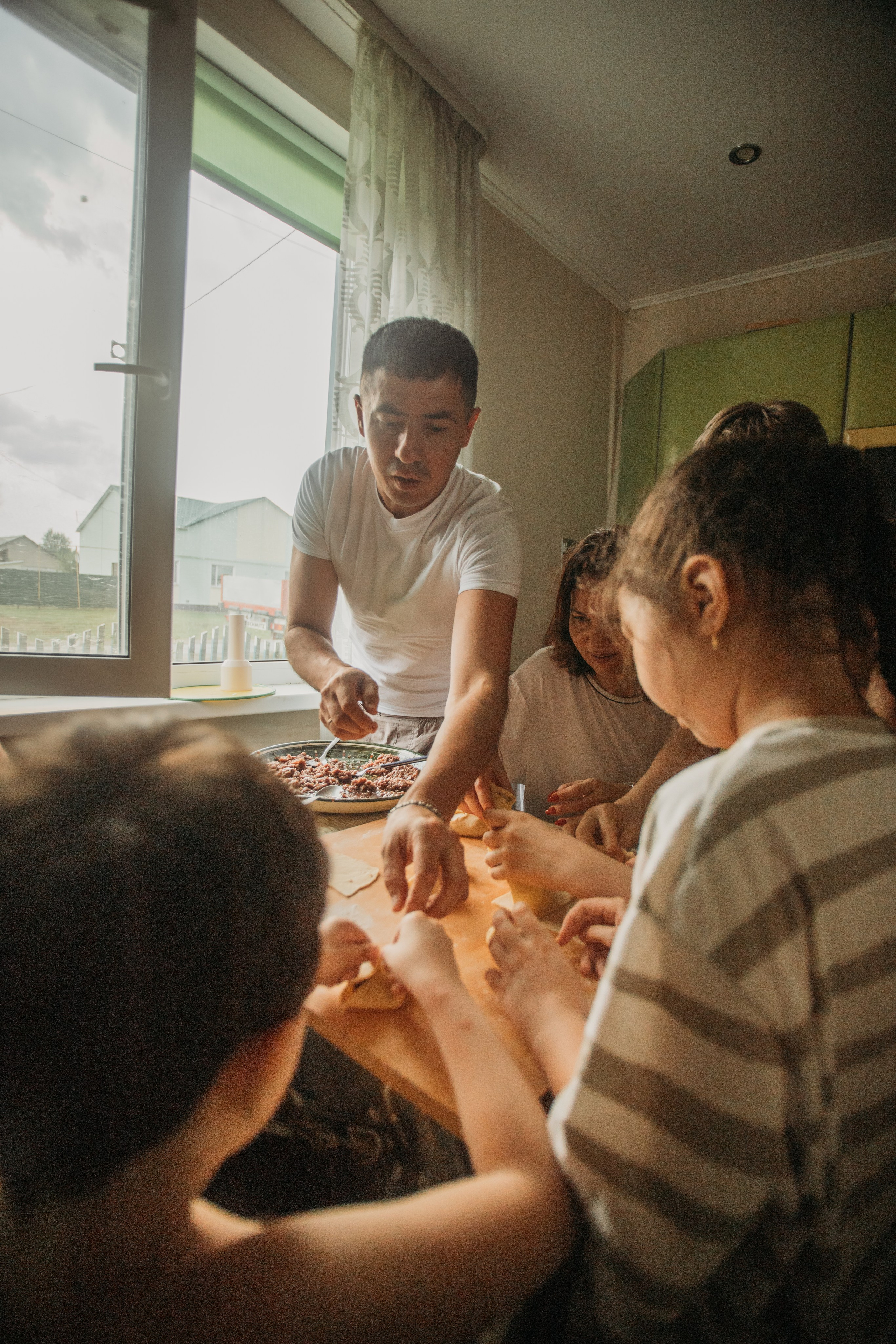Домашняя фотосессия моей семьи. Венера Гайн. Репортажный фотограф  Тюмень. Обучение фотографии с 0