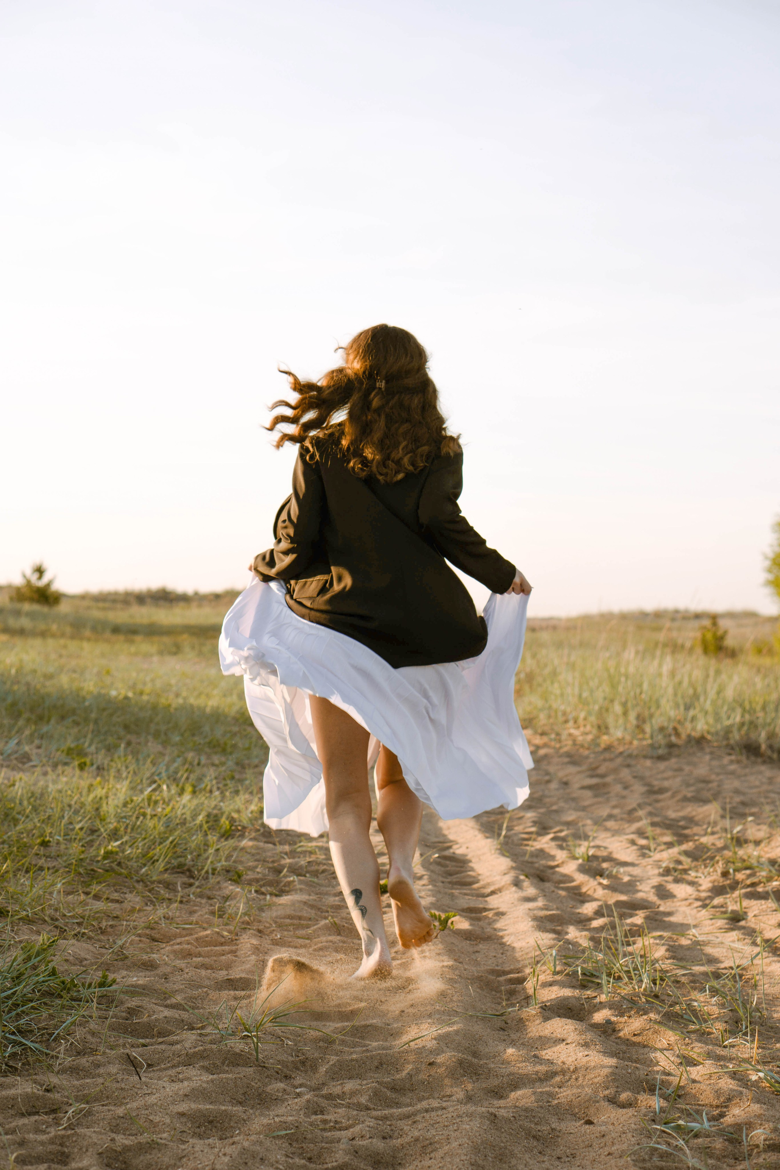 портрет девушки бегущей по полу вдаль