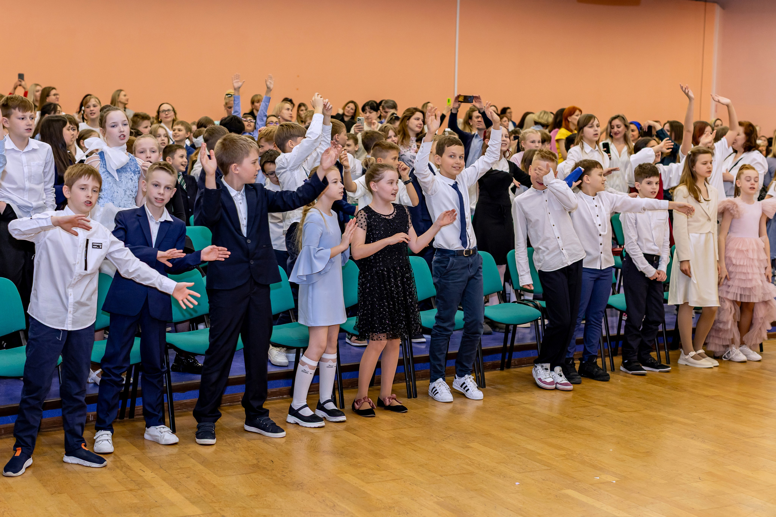 Выпускной праздник в начальной школе. Фотограф и видеограф Москва. Свадебный фотограф, видеограф. Выпускные альбомы. Оживающие альбомы