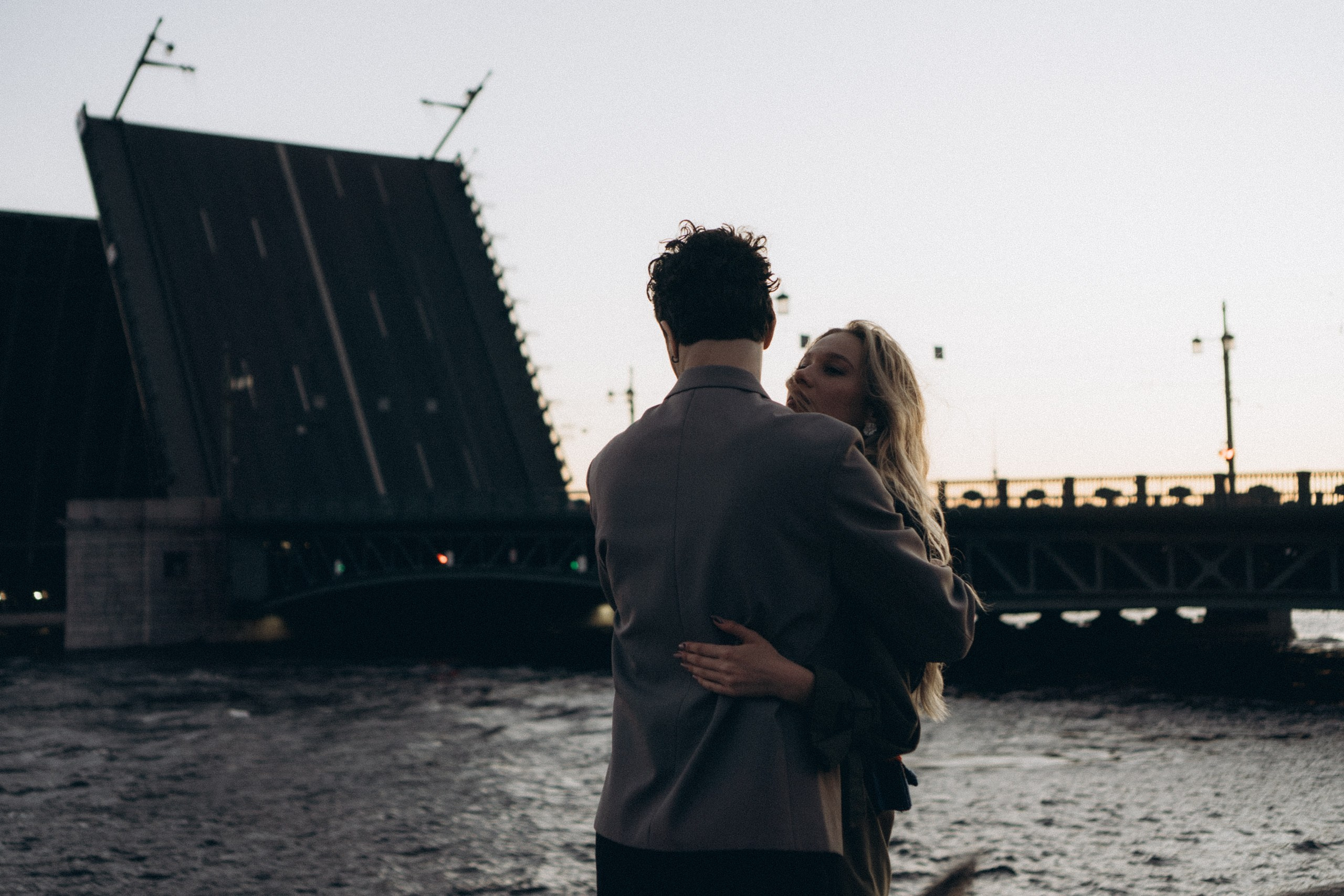 СВАДЕБНАЯ СЬЕМКА ПАРЫ НА РАССВЕТЕ В БЕЛЫЕ НОЧИ И ПРОГУЛКА С РАЗВОДНЫМИ МОСТАМИ И ПИКНИК ВОЗЛЕ ИСАКИЕВСКОГО СОБОРА. Профессиональный фотограф, Санкт-Петербург — Виктория Богомолова