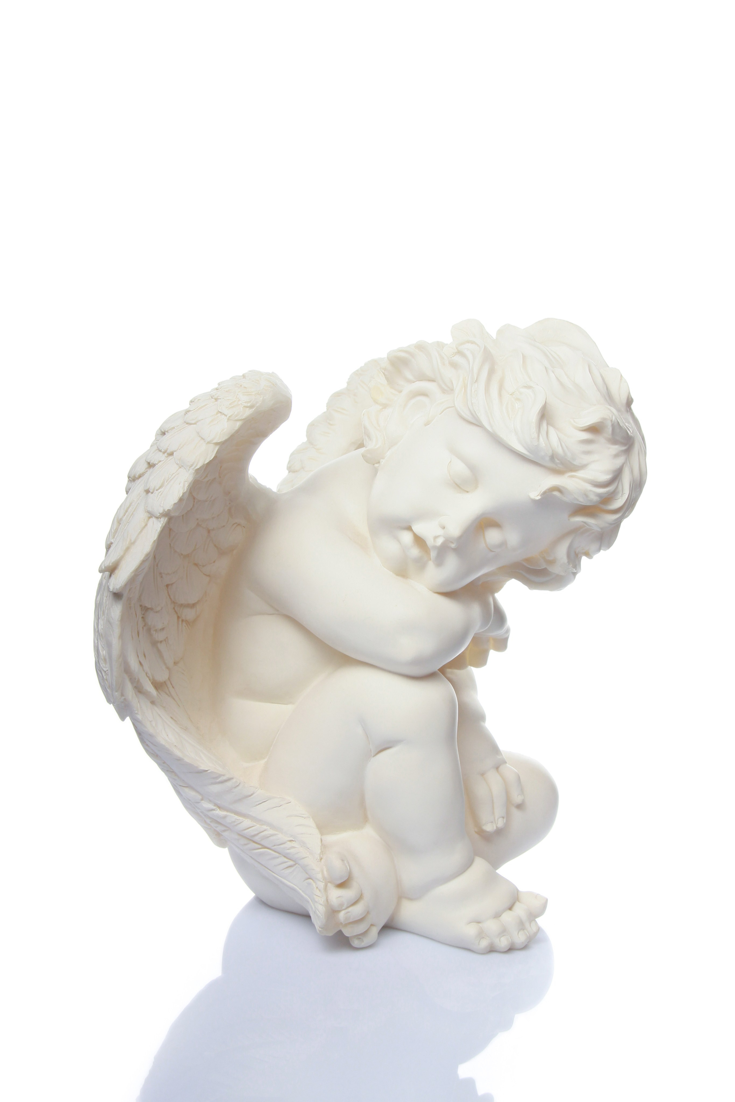 Фотография спящего ангелочка белом фоне для маркетплесов