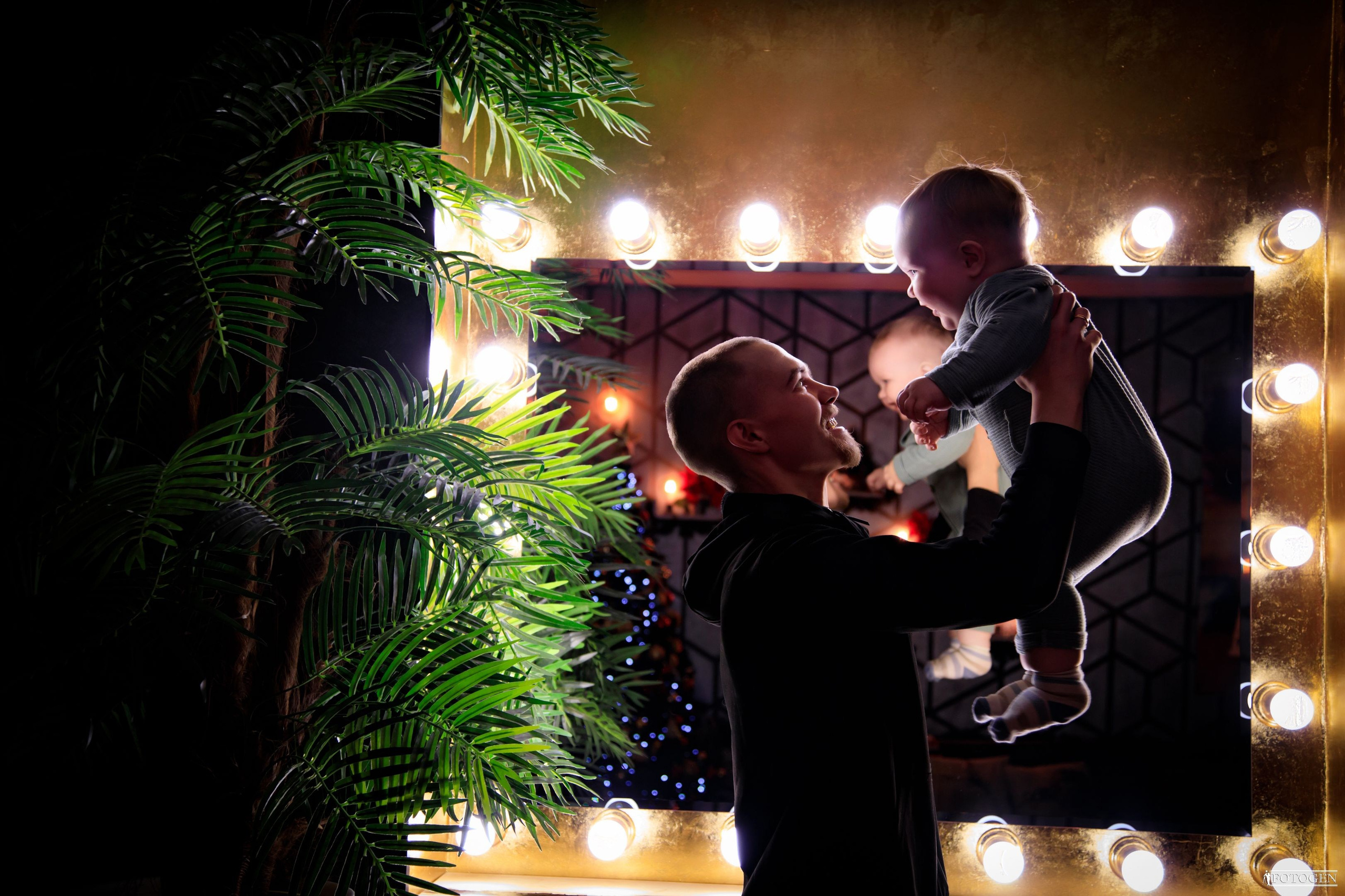 Семейная фотосессия: мама, папа и малыш | Портфолио Fotogen. Интерьерная фотостудия FOTOGEN г. Краснодар