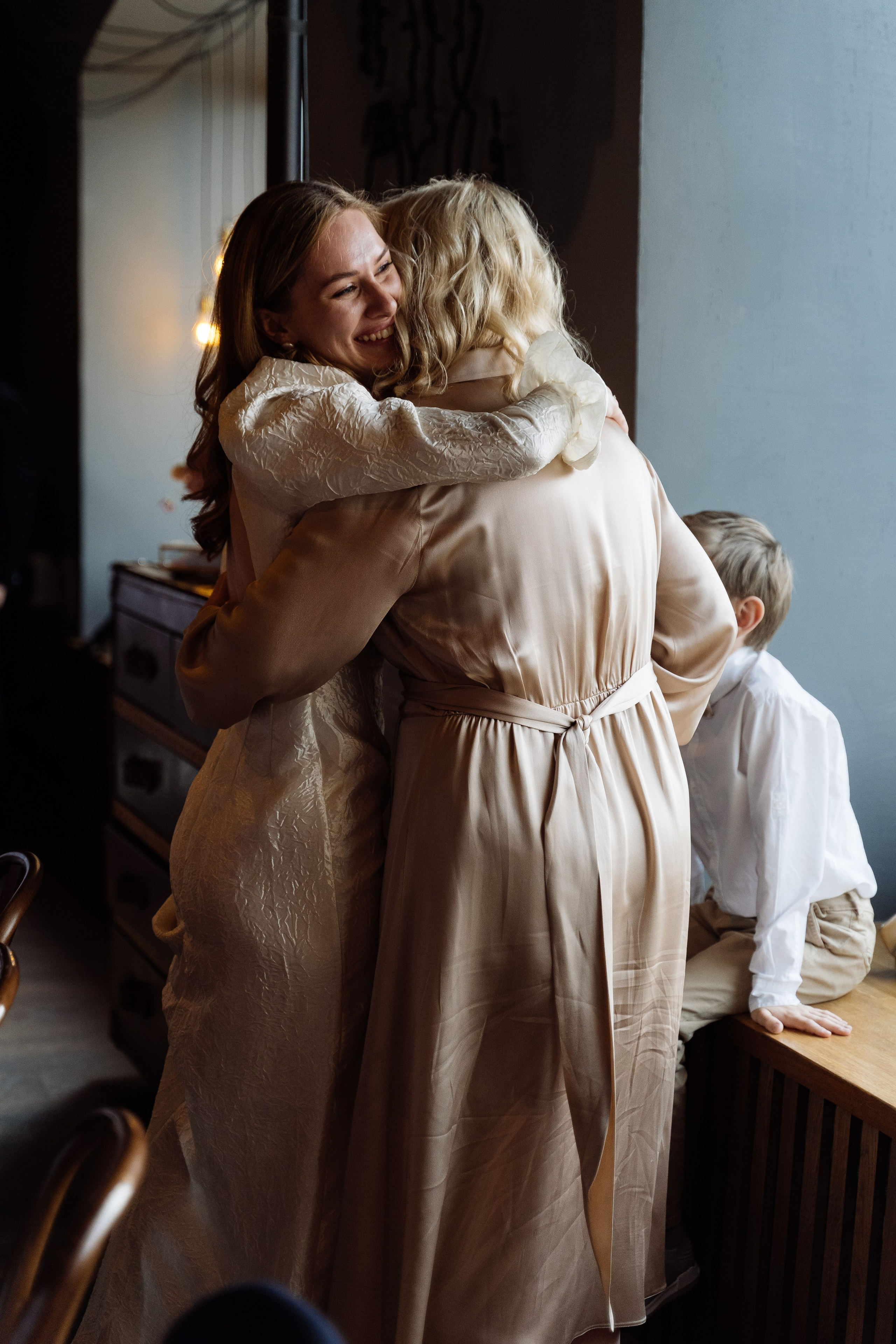 Камерная свадьба на фонтанке в сезонах. Свадебный фотограф организатор в Санкт-Петербурге Ассоль Опарина