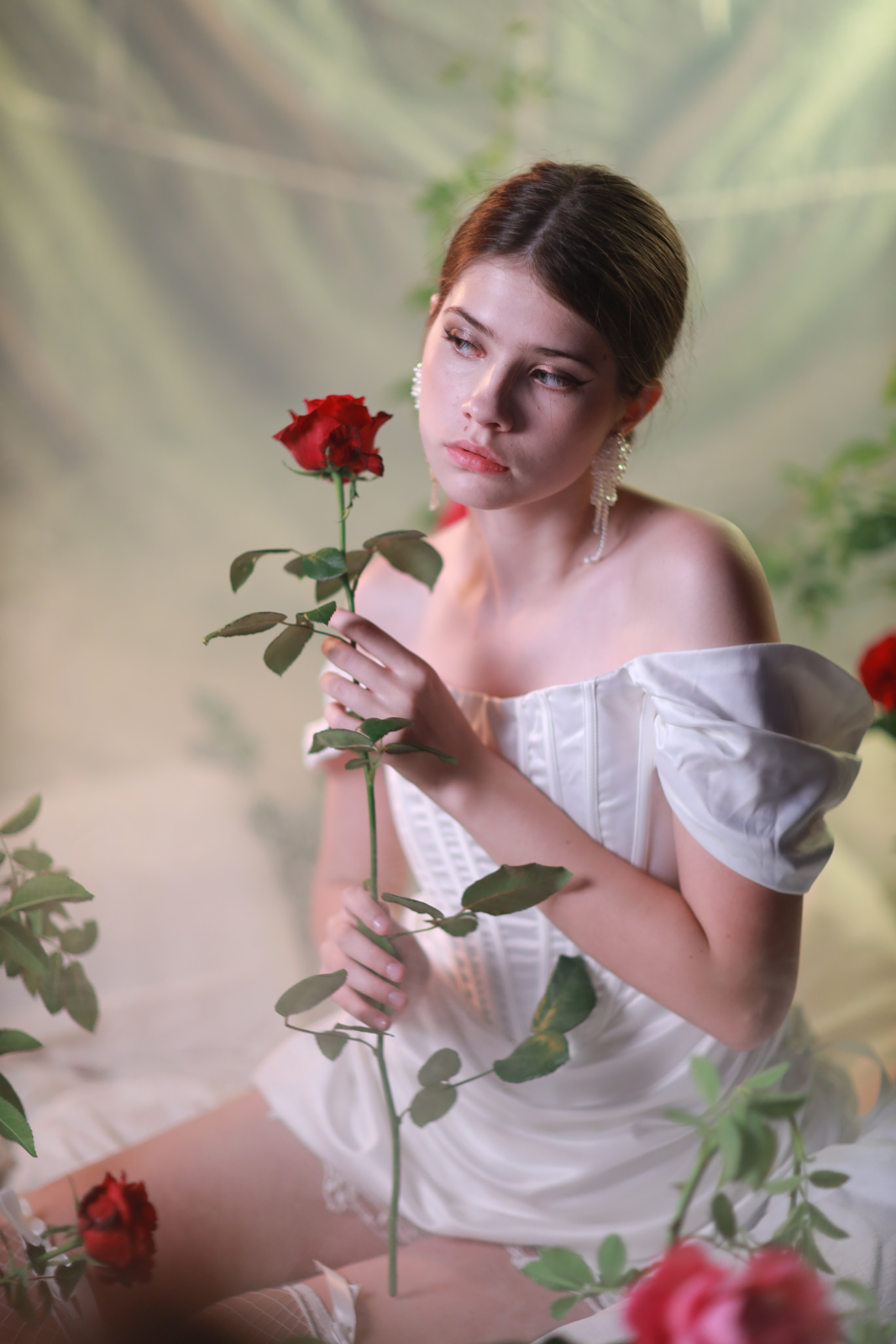 Розы и белое платье. Съемка в студии под ваш запрос, студийные съемки, фотографии архитектурных объектов — Александр Евстигнеев — фотограф Москва