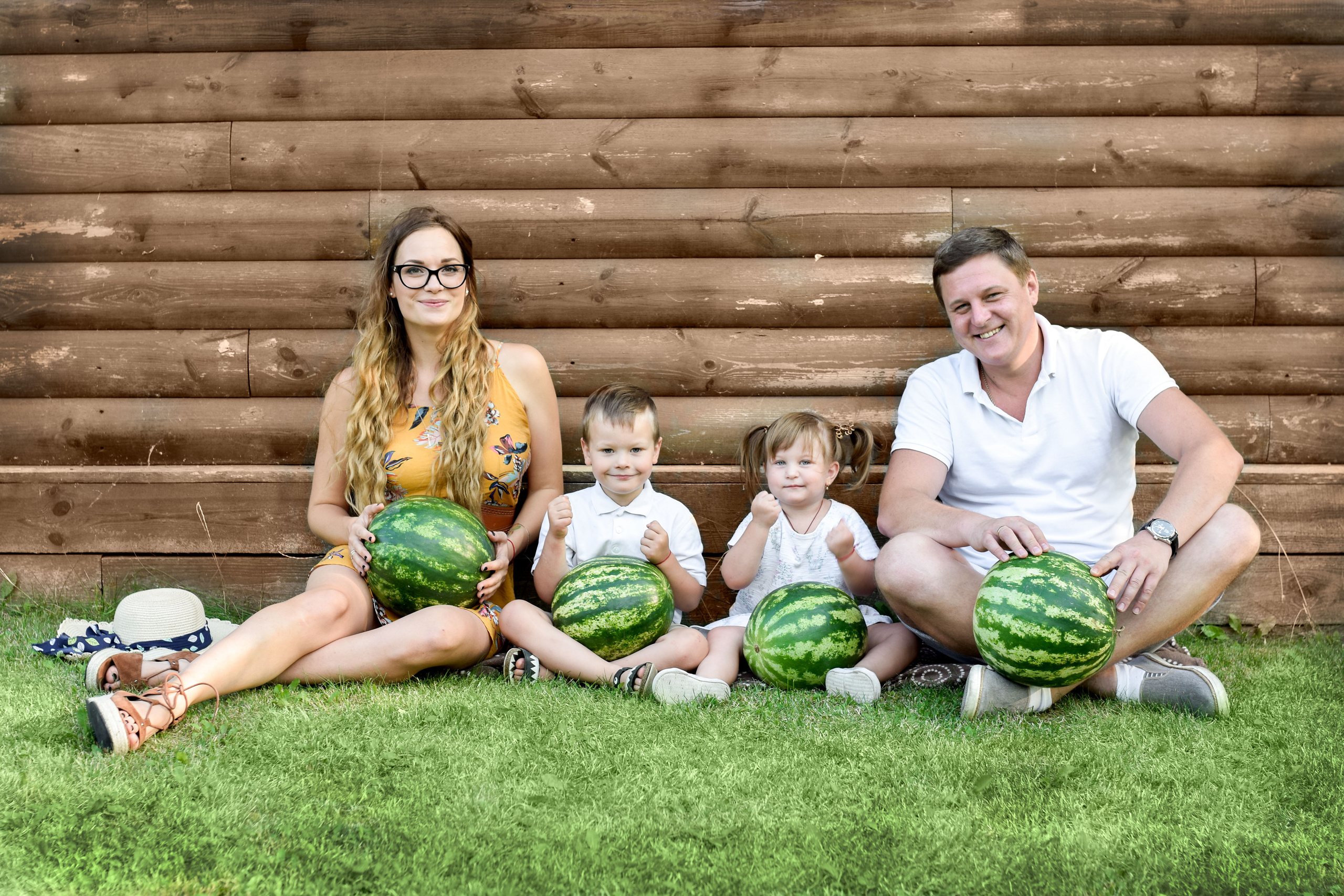 Славутич — Арбузная семейная. Фотограф в Ялте Инна Найден. Детский и семейный фотограф