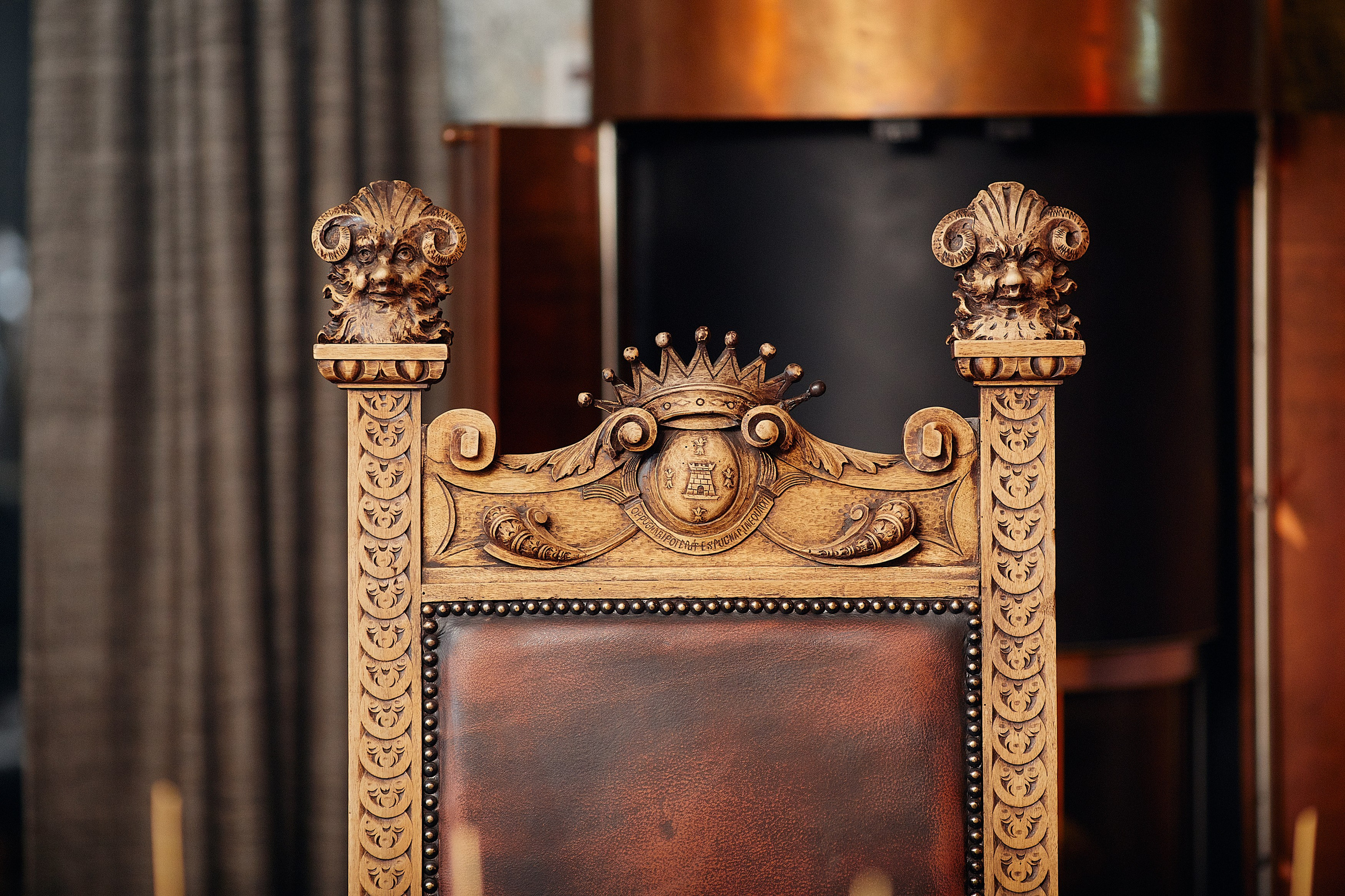 Никас Сафронов — экскурсия по дому. Репортажный фотограф в Москве Константин Дерягин