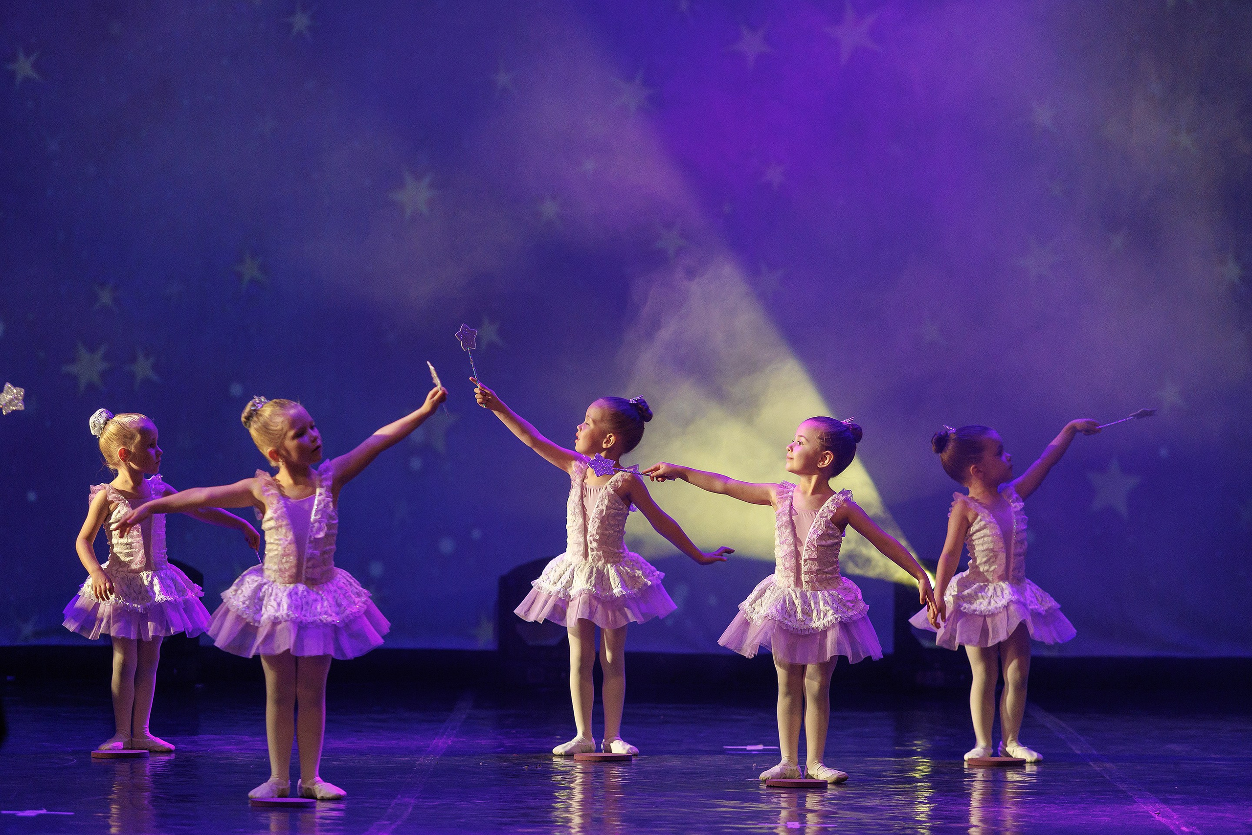 Репортажная фотосъемка отчетного концерта студии танцвев LilBallerine. Профессиональный фотограф в Новосибирске