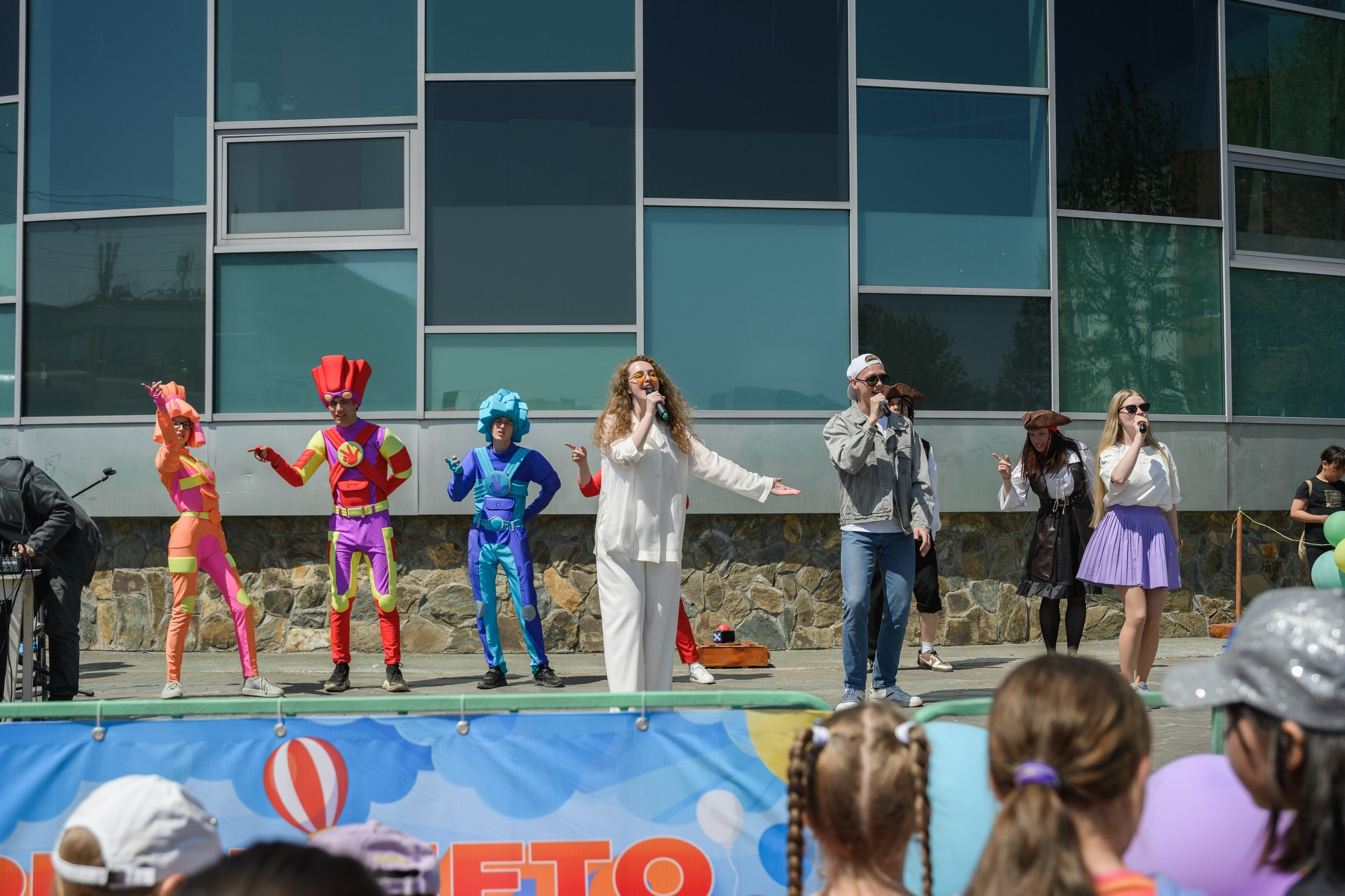 Фотосъемка открытия фонтана в День защиты детей в Петропавловске-Камчатском. Детская фотосессия у фонтана в Петропавловске-Камчатском, Яркие эмоции детей на празднике в Петропавловске-Камчатском. Фотосъемка семейного праздника у фонтана в Петропавловске-Камчатском, Профессиональная съемка детских мероприятий в Петропавловске-Камчатском.  