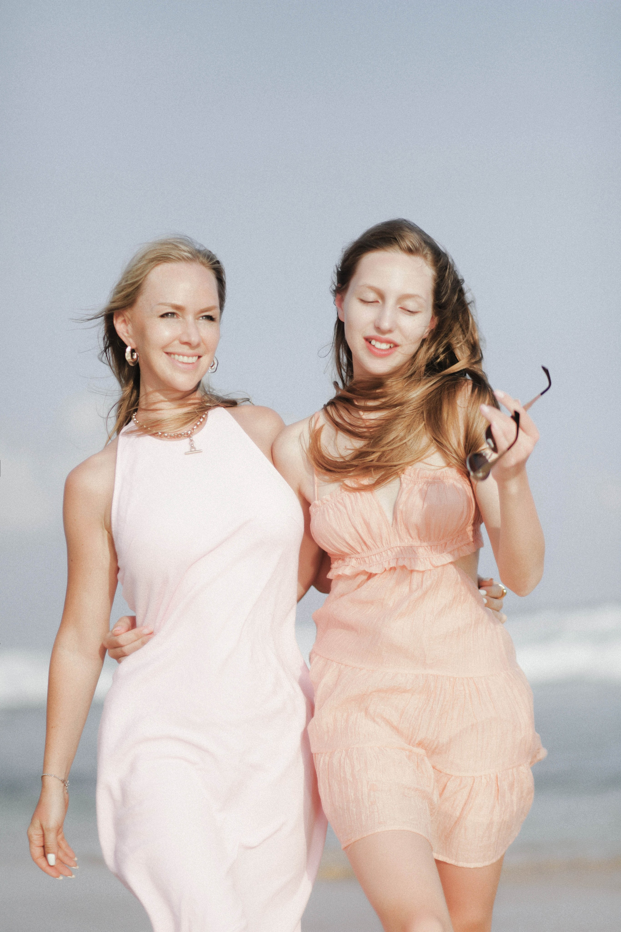 «Закатная прогулка: тёплые объятия и золотой песок под ногами»