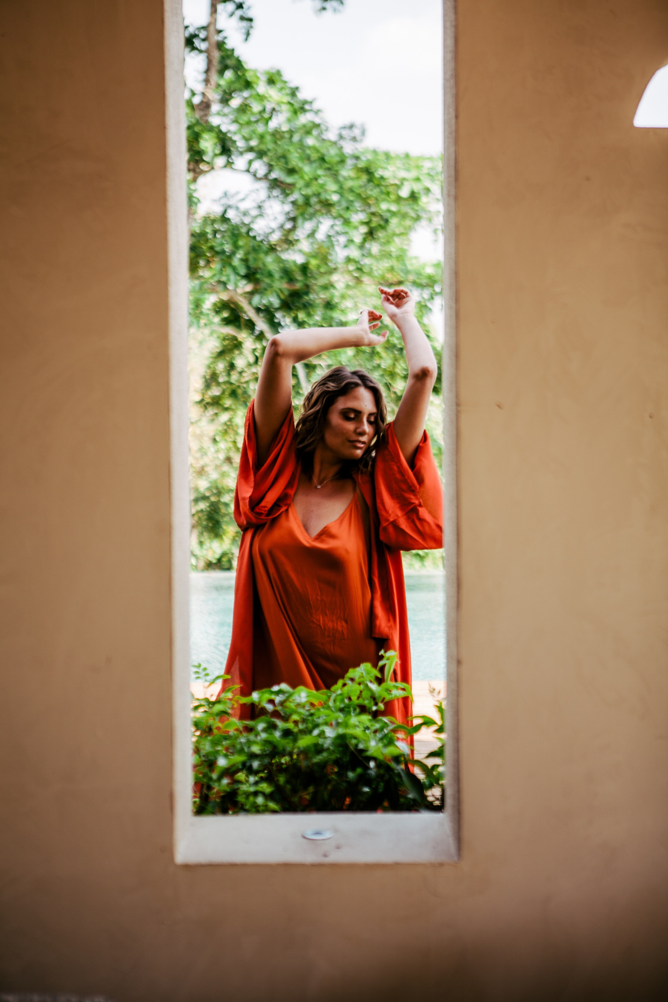 Девушка в красном платье в отеле Malabar Hill — Роскошная портретная съемка | Шри-Ланка. Фотограф на Шри-Ланке