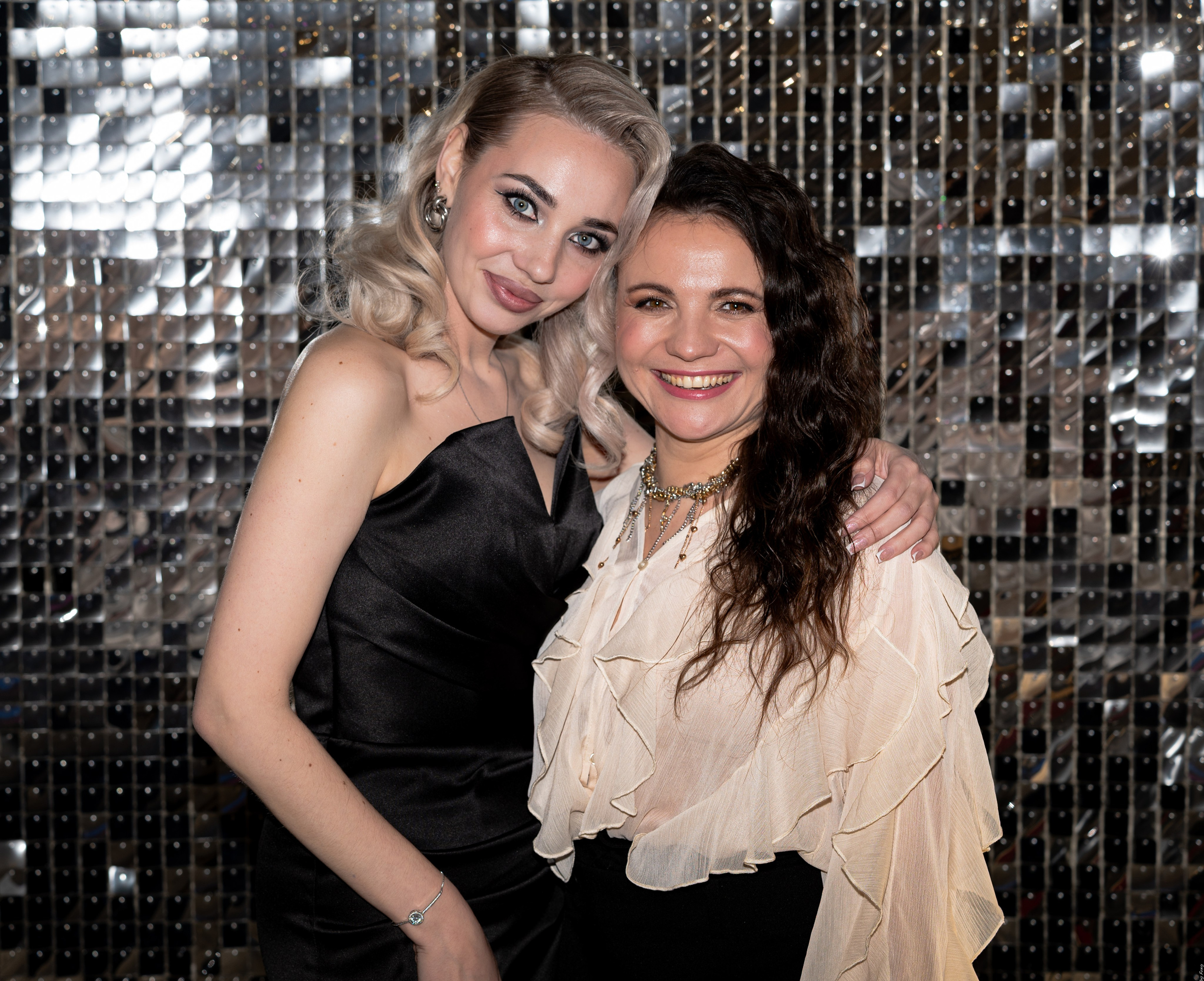 Юбилей в ресторане «LION» съёмка на фотозоне. Фотограф мероприятий и студийные съёмки в Челябинске Евгения Foxy