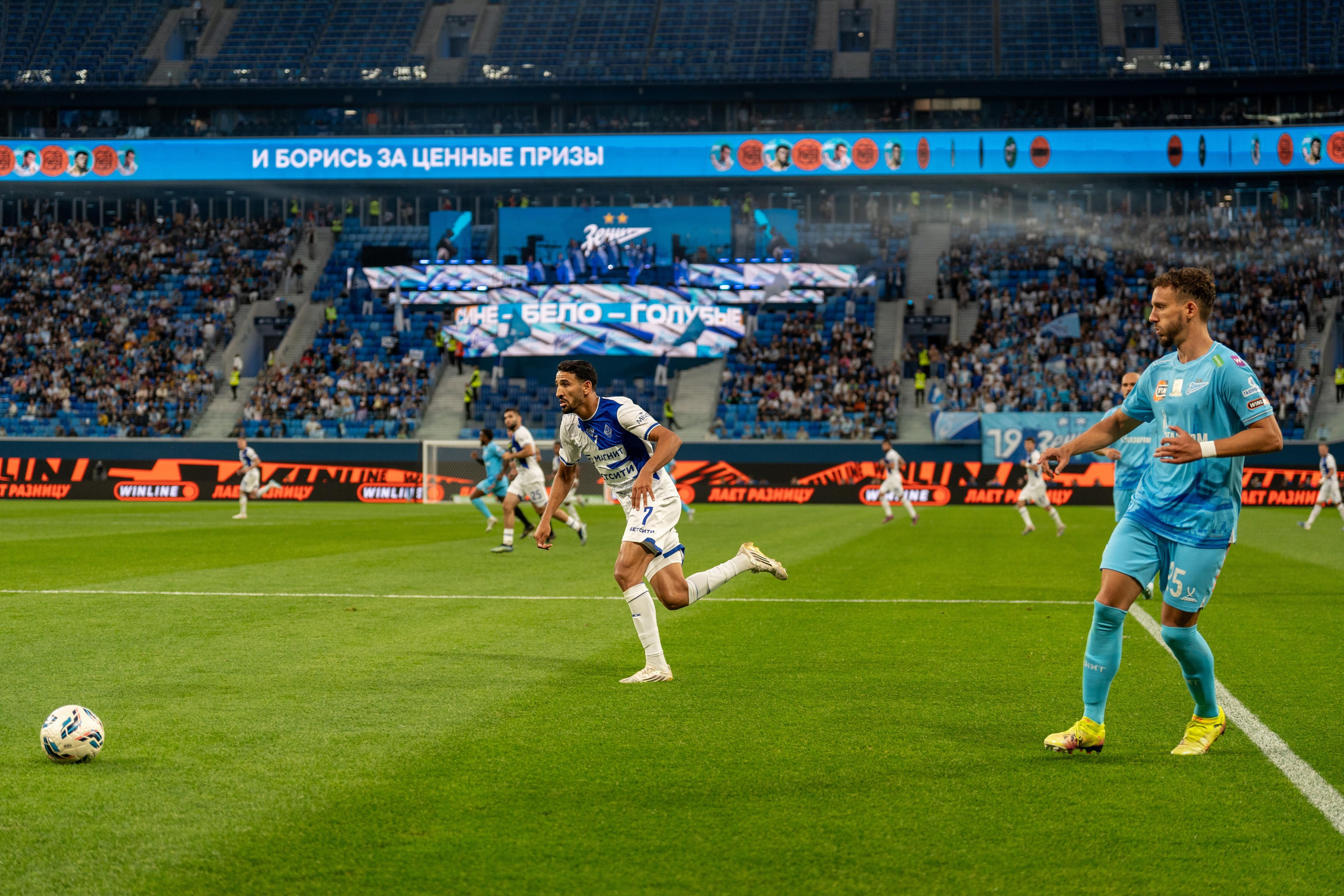 Игрок Динамо в атаке на Газпром Арене – спортивный фотограф Санкт-Петербург