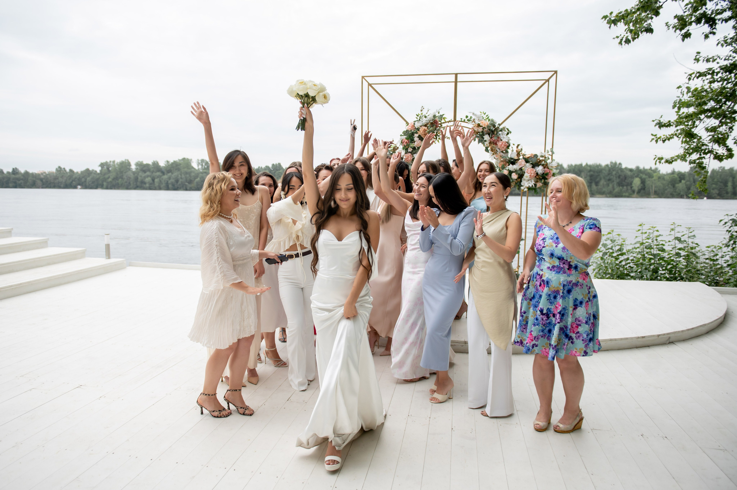 Классическая свадебная фотосессия Аины и Антона по самым красивым местам для свадебной прогулки в Санкт-Петербурге. Портретный, семейный и свадебный фотограф в Санкт-Петербурге и в Пушкине Ширяев Денис