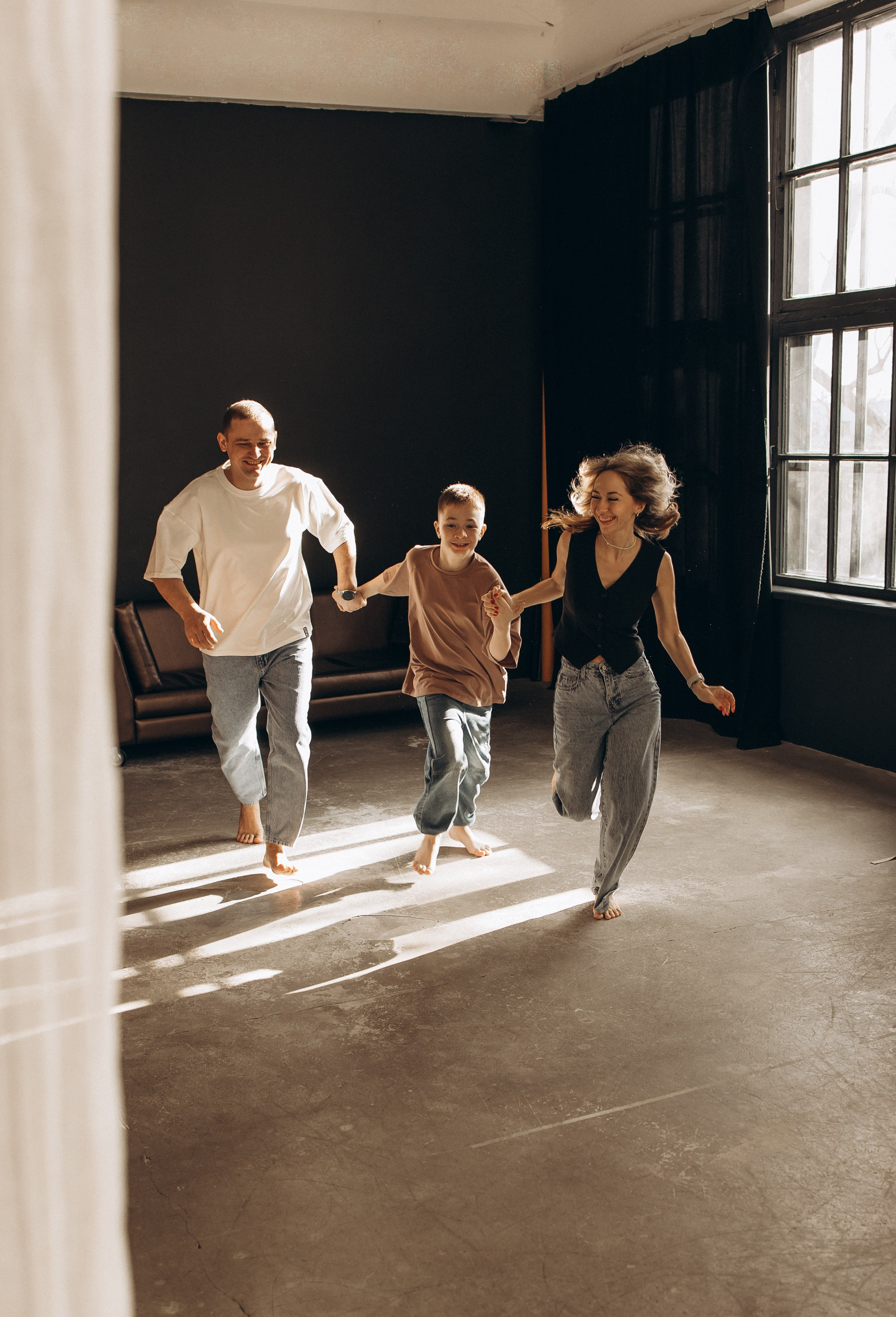 Игорь, Виктория и Макс — зал Натура. Семейный фотограф в Краснодаре Храмова Анна