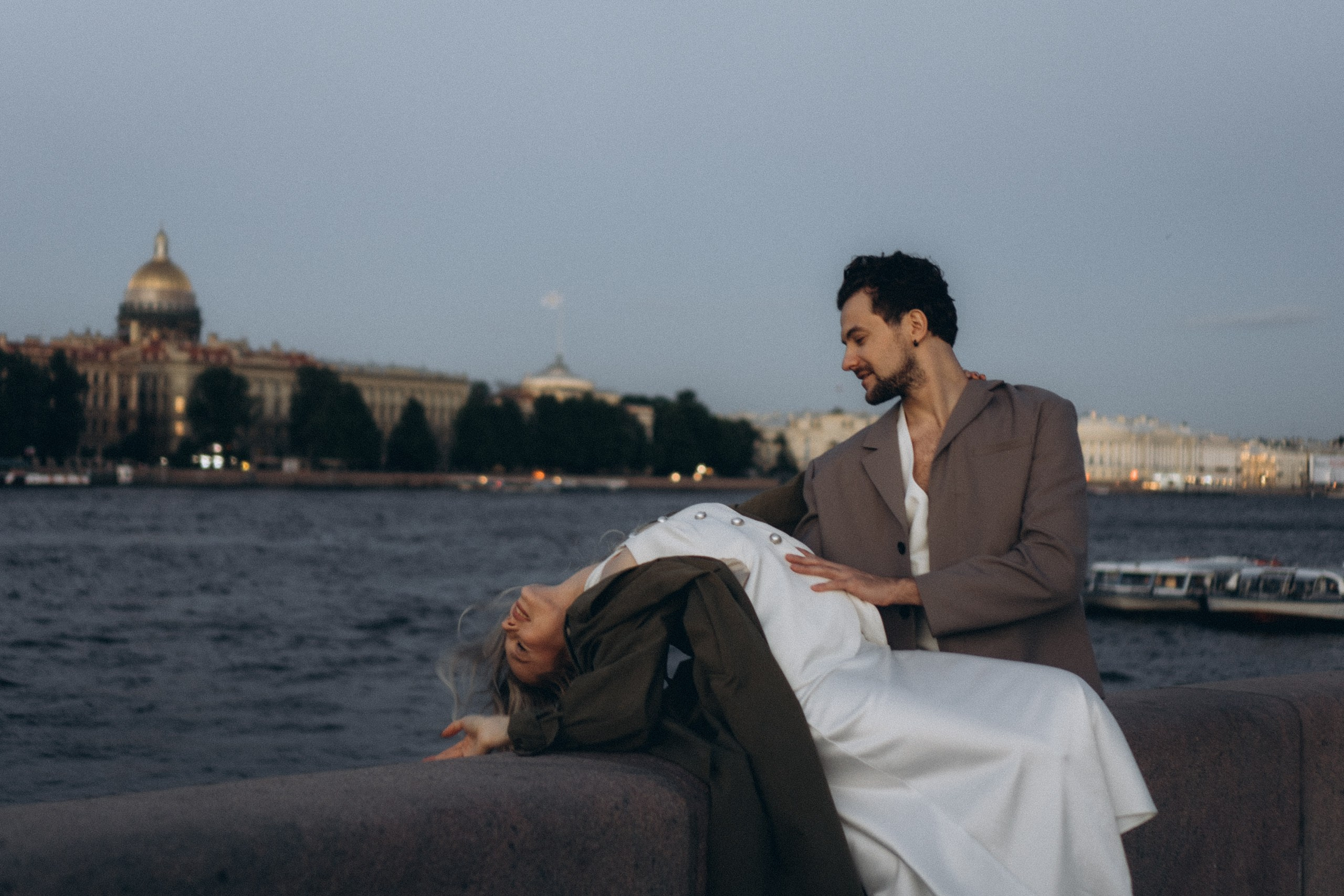 СВАДЕБНАЯ СЬЕМКА ПАРЫ НА РАССВЕТЕ В БЕЛЫЕ НОЧИ И ПРОГУЛКА С РАЗВОДНЫМИ МОСТАМИ И ПИКНИК ВОЗЛЕ ИСАКИЕВСКОГО СОБОРА. Профессиональный фотограф, Санкт-Петербург — Виктория Богомолова