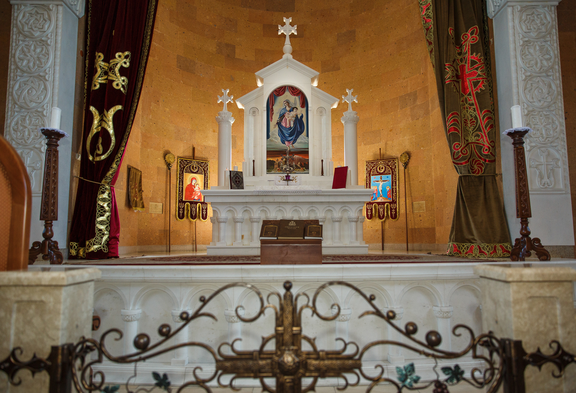 Крещение в Армянской Церкви. Профессиональная фотосъёмка интерьеров, предметная фотосессия еды для меню г. Анапа