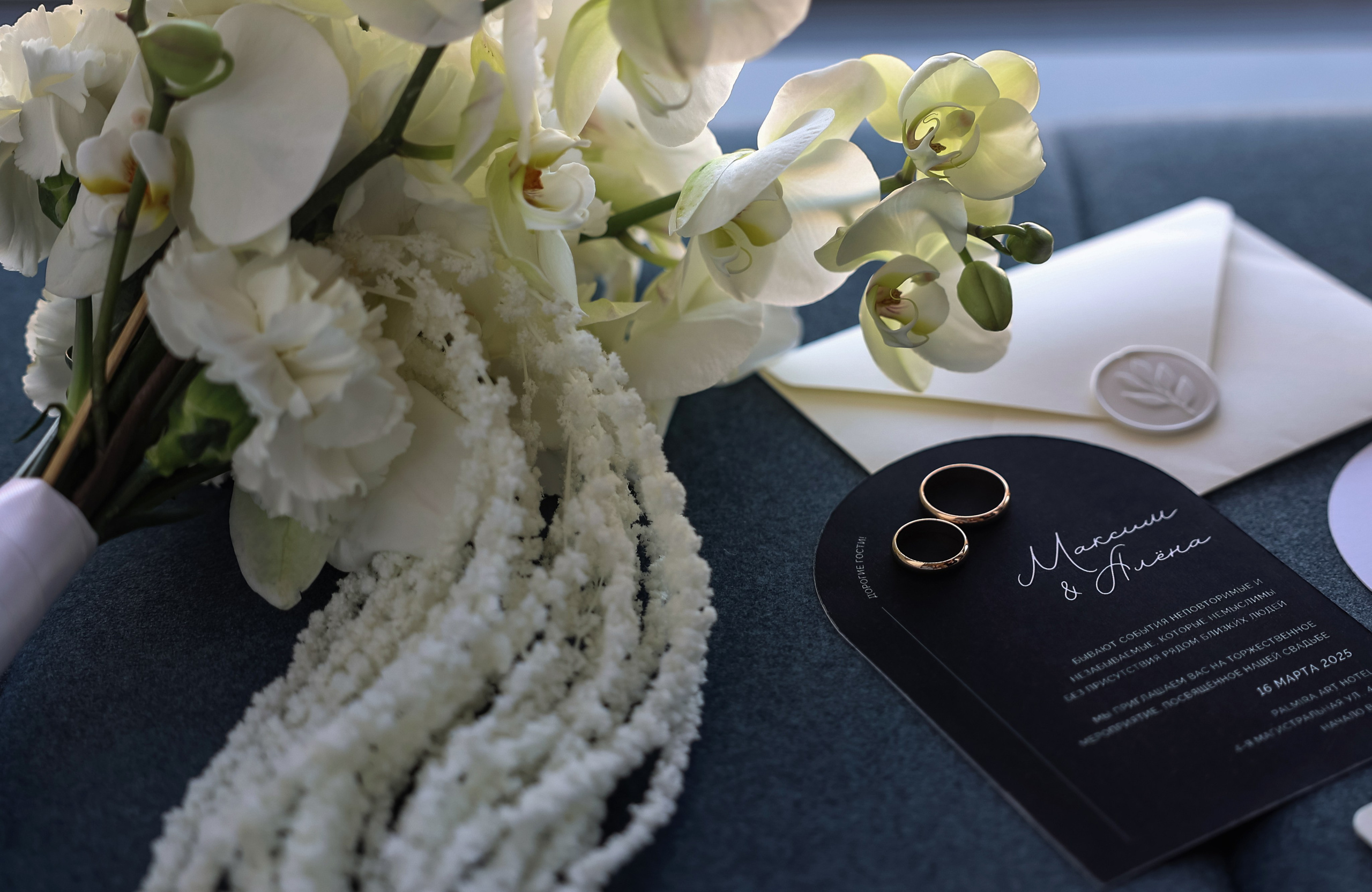 Свадебная фотосессия в Москве: молодожены на фоне Красной площади, фотограф на свадьбу в Москве.  Свадебная фотосессия в Зеленограде: романтический момент пары в парке Победы, заказать свадебную фотосессию.  Свадебная фотосессия в Москве: счастливая пара у Московского Кремля, фотограф на свадьбу в Москве.  Свадебная фотосессия в Зеленограде: невеста в белом платье и жених в костюме на фоне зелени, жених и невеста фотосессия.  Свадебная фотосессия: кольца на фоне цветочной композиции, заказать свадебную фотосессию.  Свадебная фотосессия в Москве на ВДНХ с красивыми архитектурными элементами, фотограф на свадьбу в Москве.  Свадебная фотосессия в Зеленограде: пара, держащаяся за руки на фоне живописного озера, жених и невеста фотосессия.  Свадебная фотосессия в Москве: пара на прогулке по улицам старой Москвы с архитектурными достопримечательностями, фотограф на свадьбу в Москве.  Свадебная фотосессия в гостиничном номере: невеста с букетом цветов на фоне уютного кафе в Зеленограде, заказать свадебную фотосессию.  Свадебная фотосессия в отеле на свадьбу: торжественный момент обмена клятвами на свадебной церемонии в Москве, фотограф на свадьбу в Зеленограде. Свадебная фотосессия, Свадебная фотосессия в Москве. Свадебная фотосессия в Зеленограде. Жених и невеста фотосессия. Заказать свадебную фотосессию. Фотограф на свадьбу в Москве. Фотограф на свадьбу в Зеленограде.  Свадебная фотосессия в гостиничном номере. Фотосессия в отеле на свадьбу.