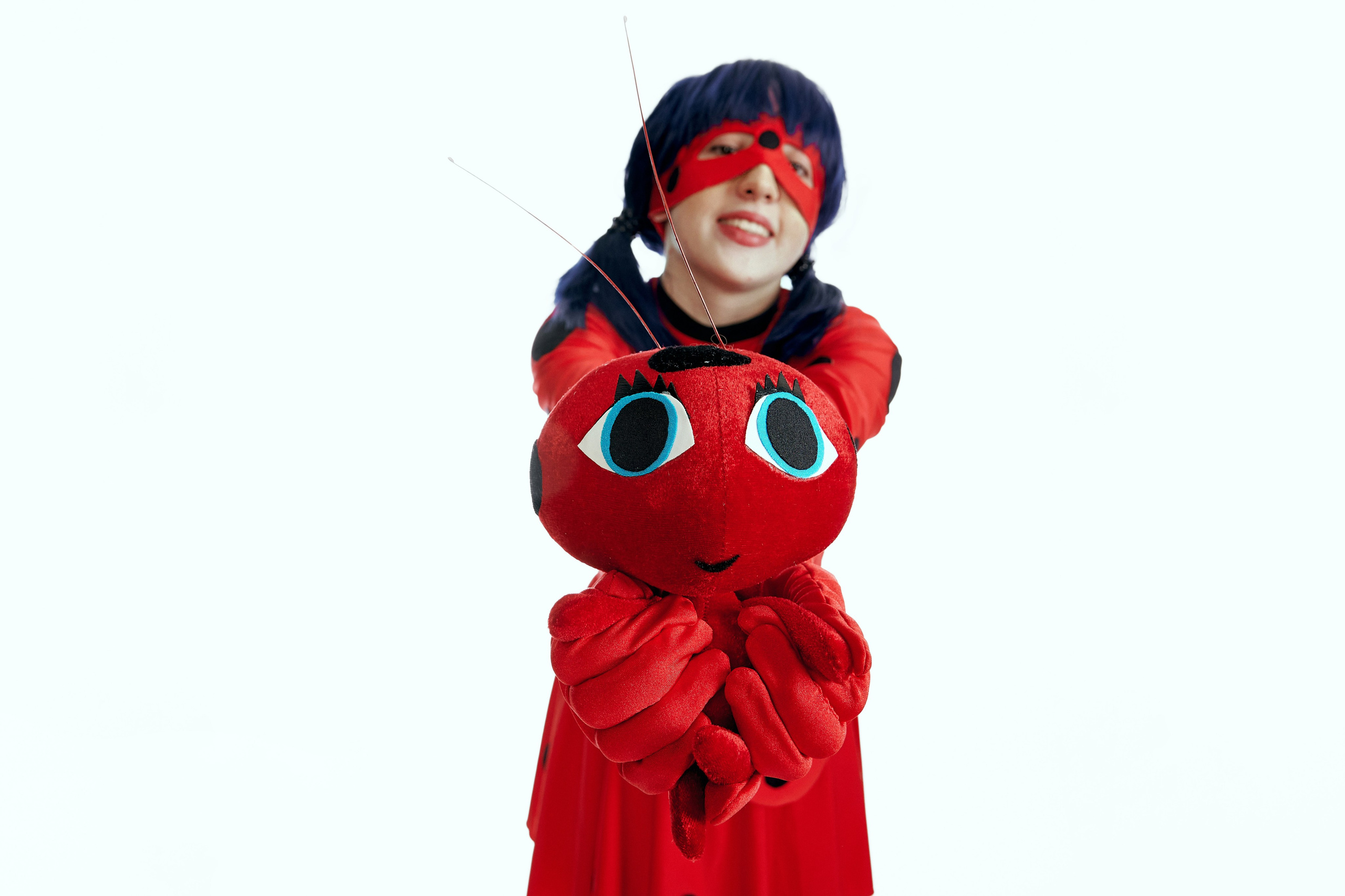 Аниматоры парка «Vanana Park» в «ТРЦ ПЛАНЕТА» на белом фоне. Фотограф Яковлев Роман — Красноярск