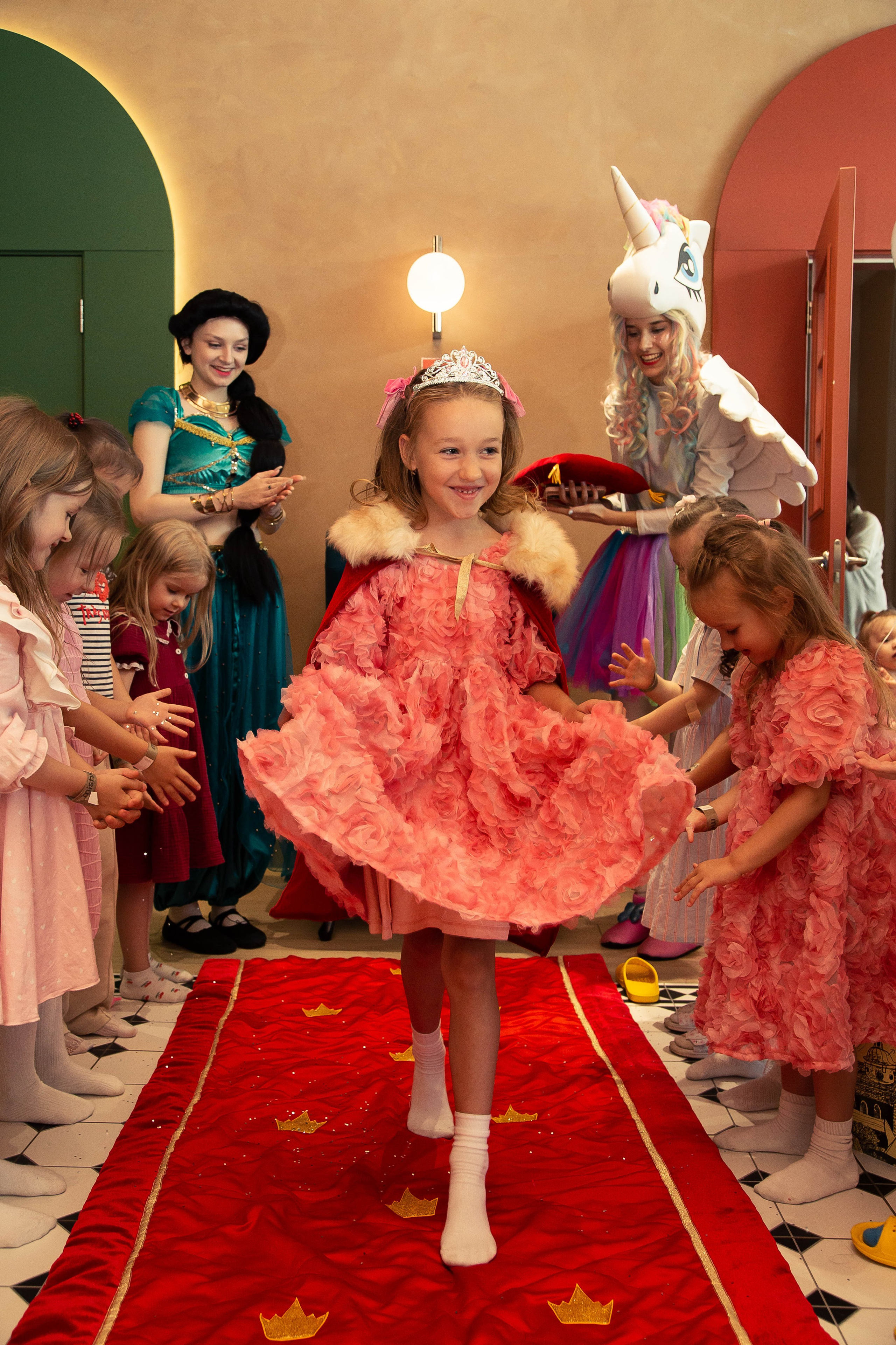 Репортажная съемка дня рождения сестер — живые эмоции праздника в Москве. Фотограф Анна Татаурова | Авторская фотосъемка в Москве