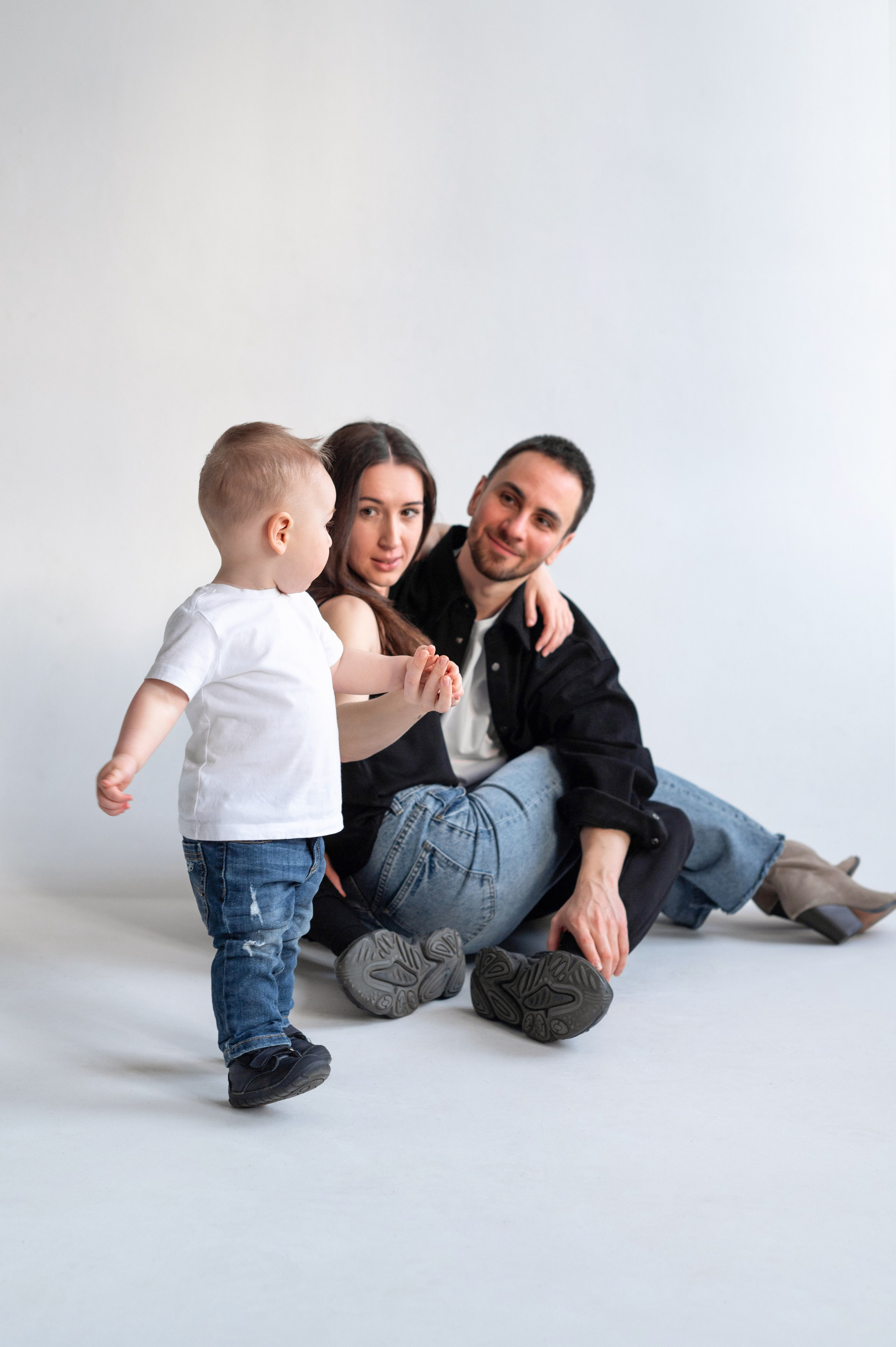 Семейная фотосессия на циклораме. Детский и семейный фотограф г. Москва Оксана Катаджи