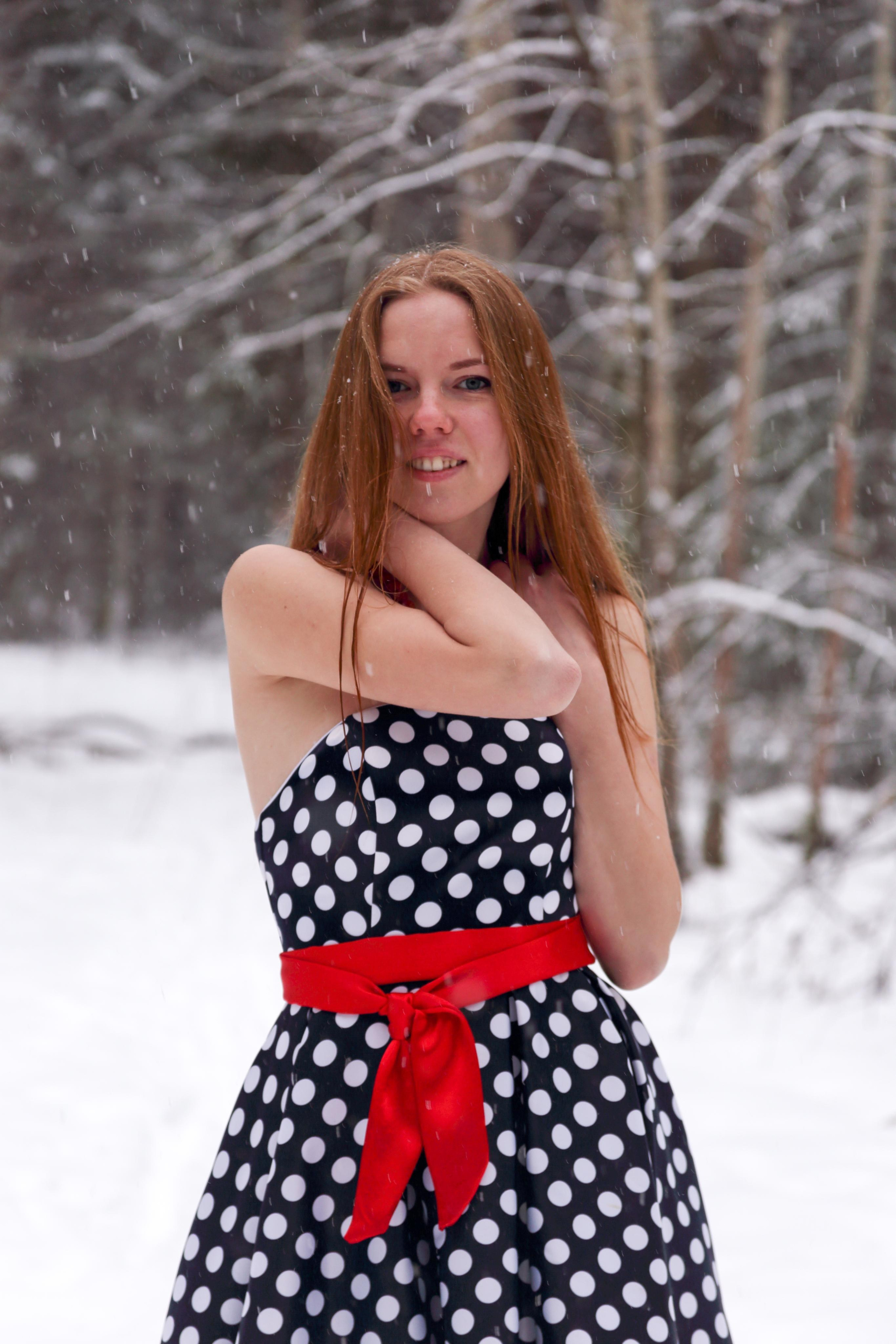 Света босиком на снегу. Фотограф Пермь. Фотосессия в фотостудии Перми и на свежем воздухе