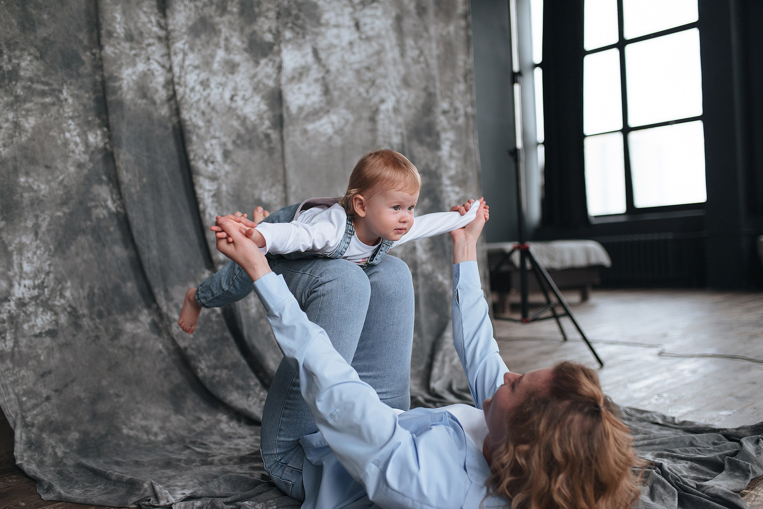 Уютные и теплые семейные фотографии в фотостудии. Семейный фотограф Новосибирск Дарья Едапина. Фотограф Дарья Едапина Новосибирск