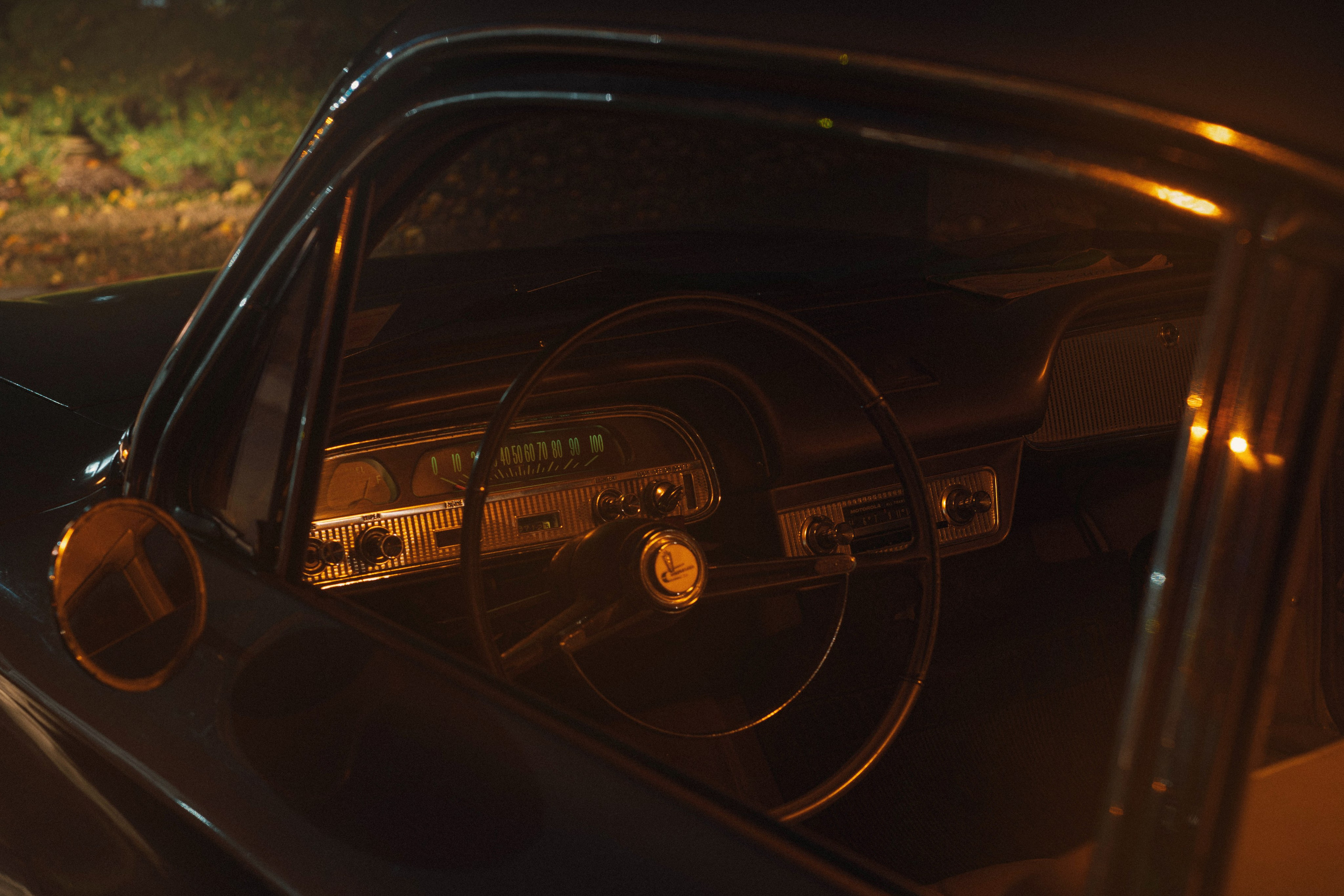  панель приборов старого американского автомобиля 