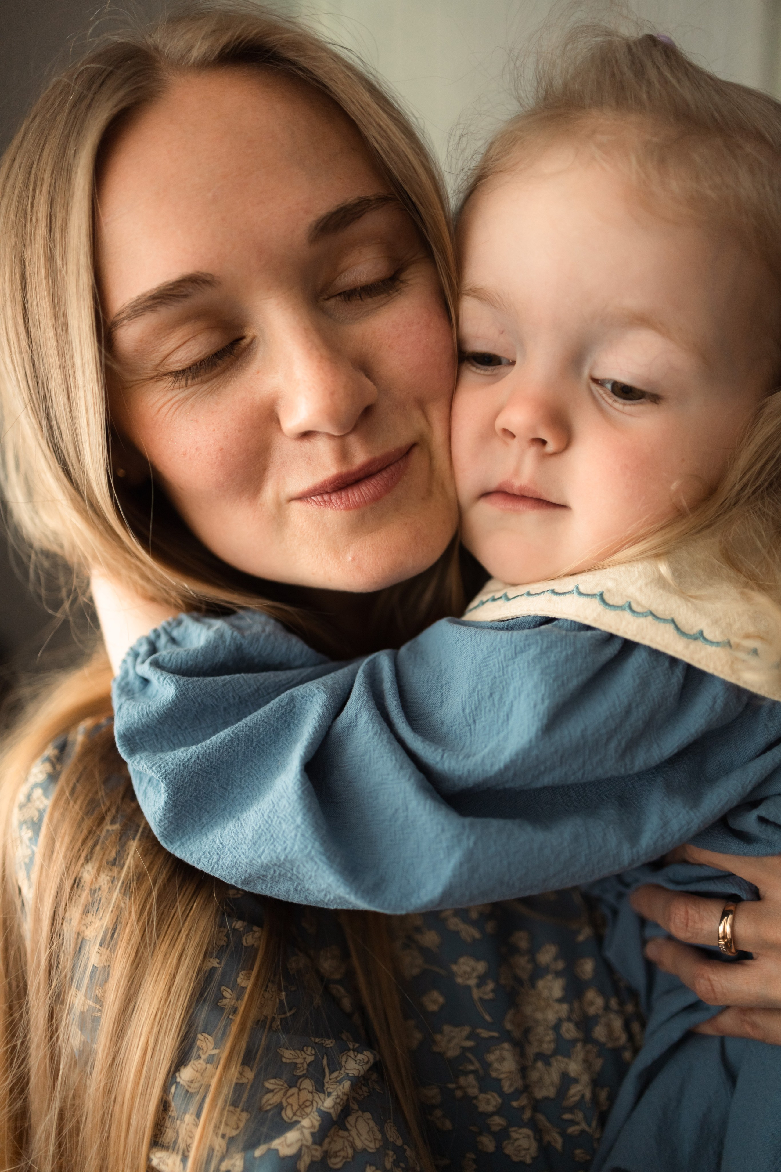 крепкие мамины объятия