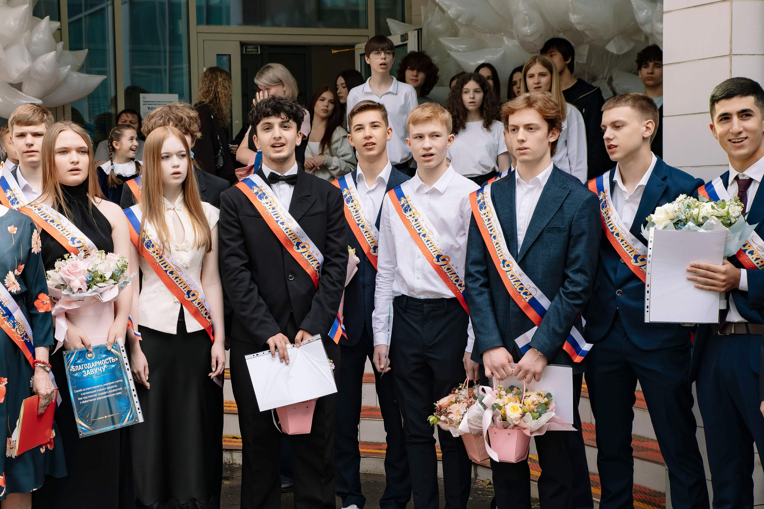 Последний звонок 2026 школа № 2025. Профессиональный фотограф в Москве | Заказать фотосессию и съемку