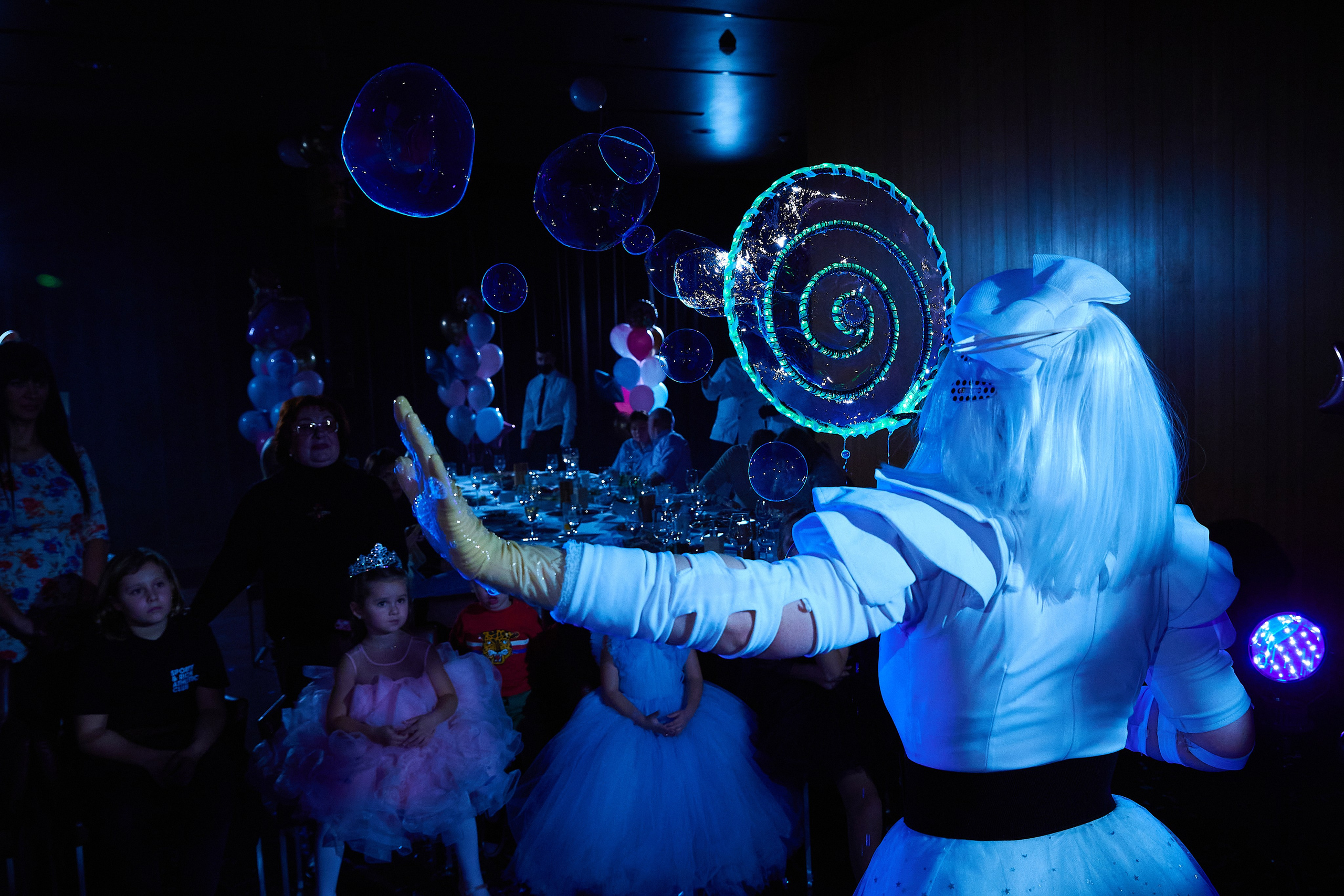 Шоу НЕОНОВЫХ Мыльных Пузырей. Goganaft.ru — Репортажный фотограф в Москве Георгий Коненков