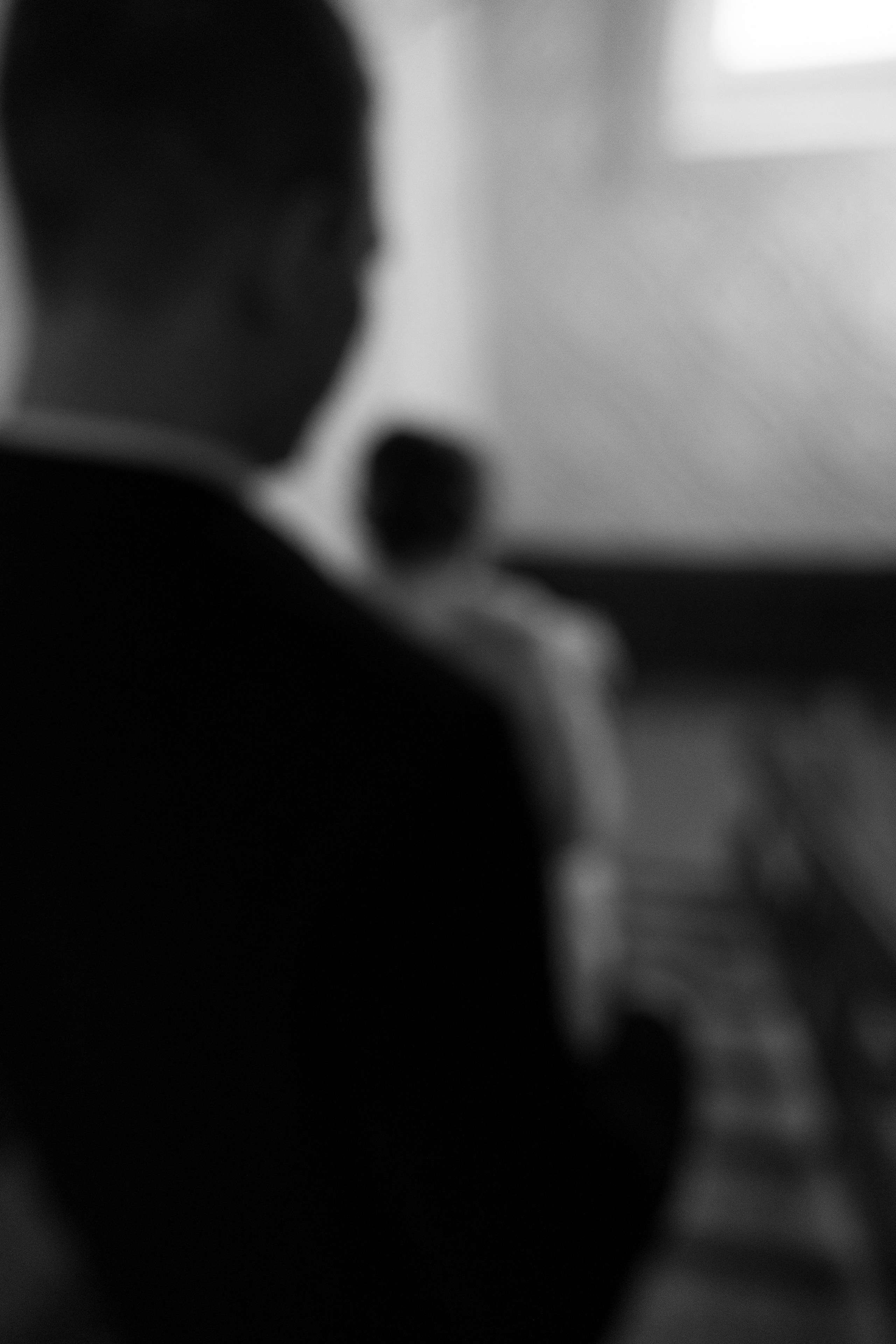 Вид на невесту сзади в свадебном платье и фатой.