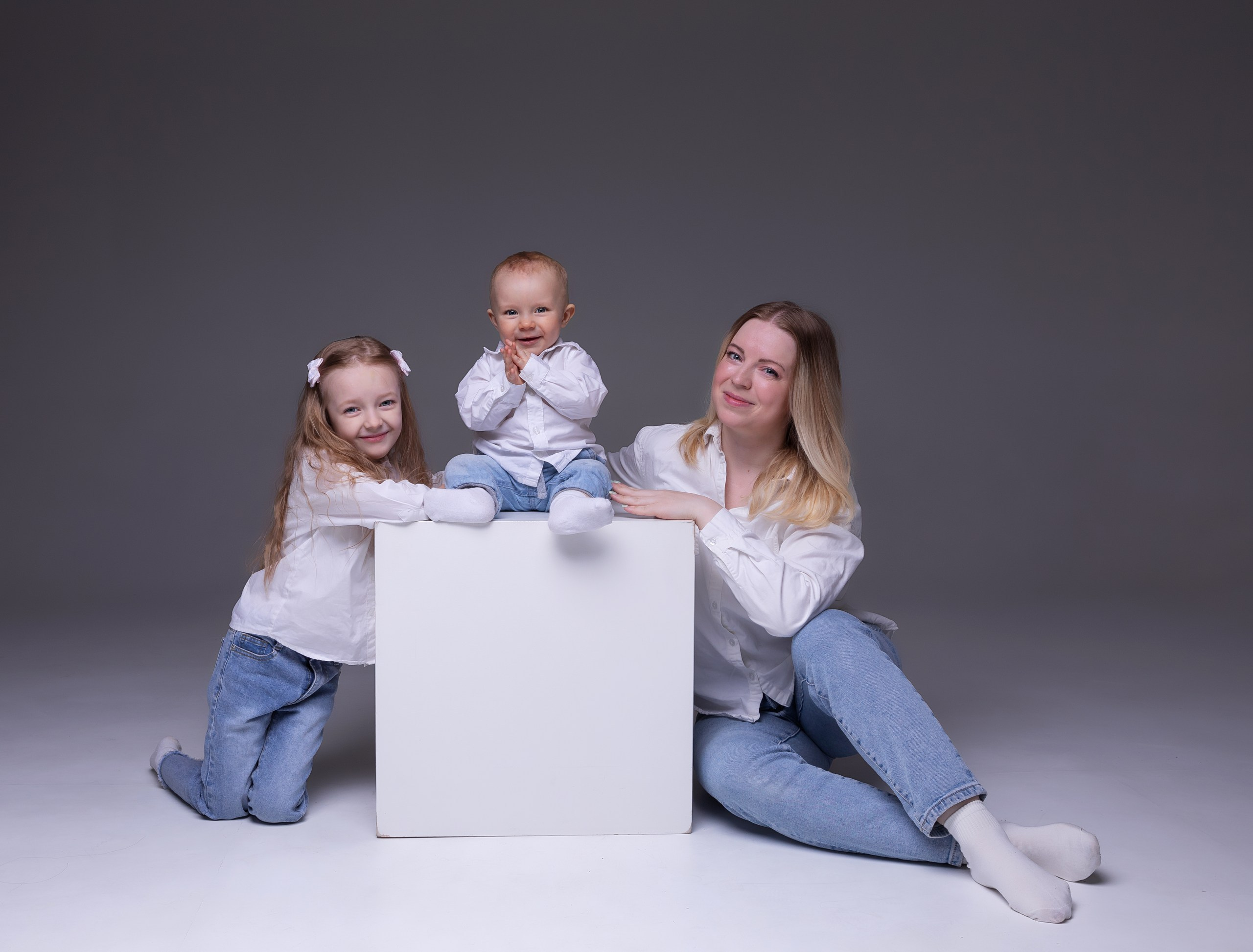 Мама и Малыш на Циклорамме. Семейный и Детский фотограф в Москва Скворцова Татьяна