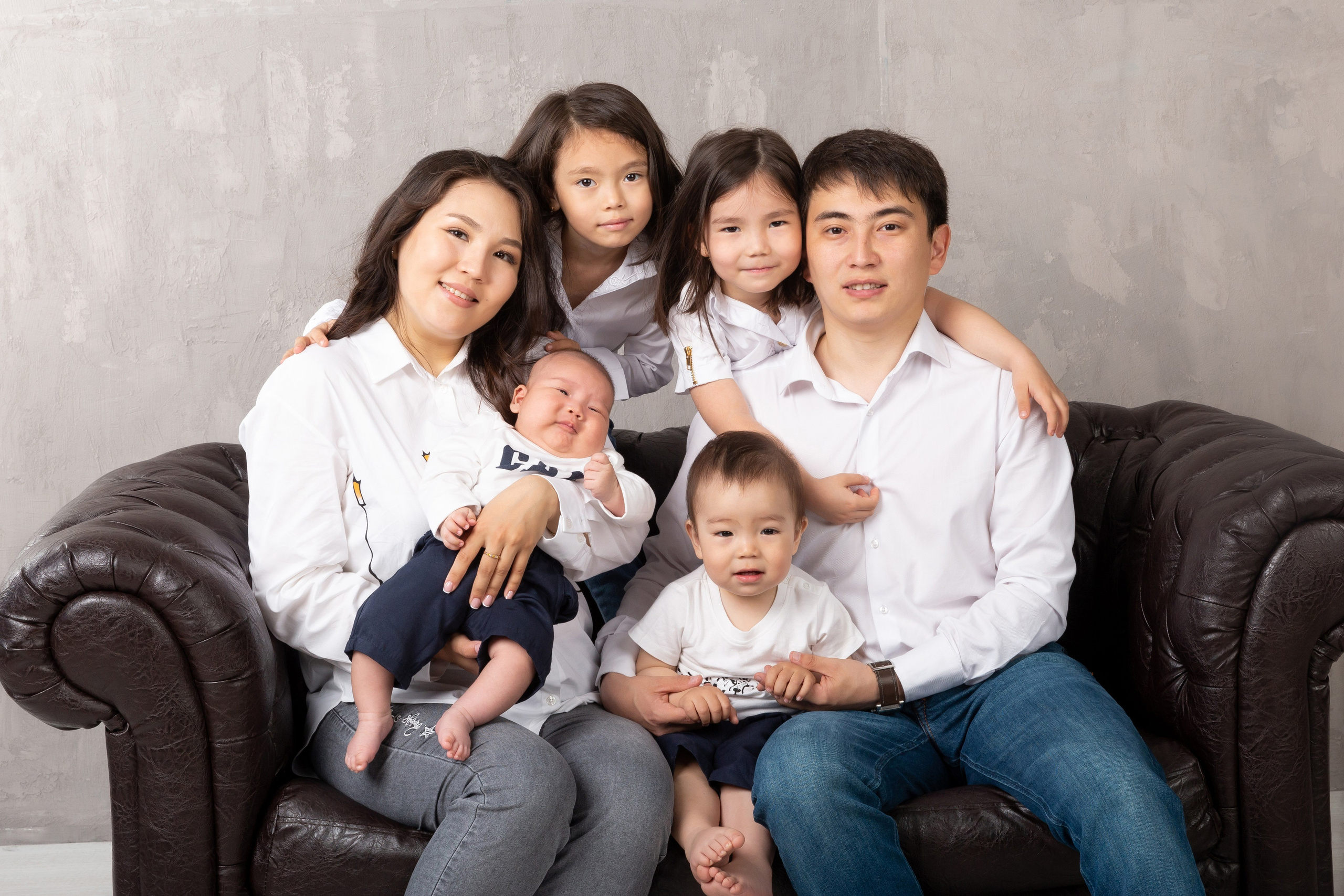 Аяулым и семья. Фотостудия Алматы. Семейная и детская фотостудия Family studio.Фотограф Алматы