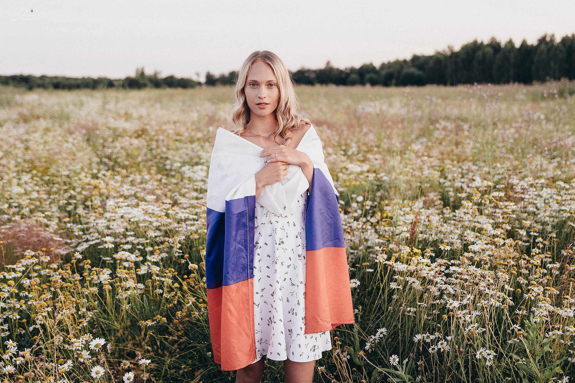 обнимает флаг России
