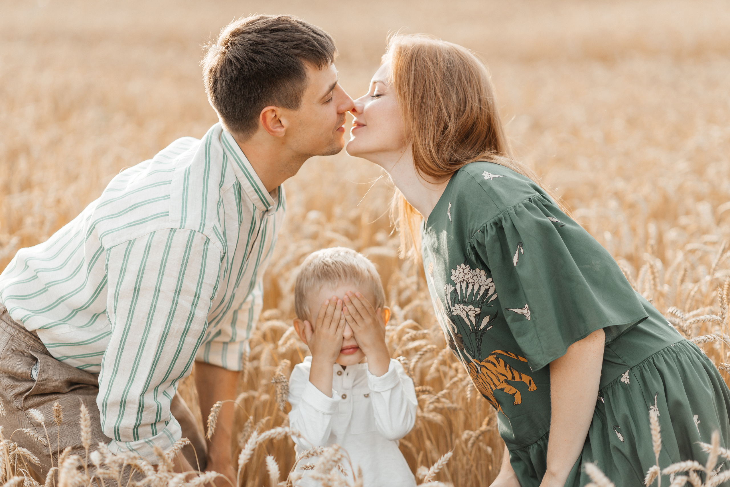 семейная фотосессия Москва в пшенице с ребенком
