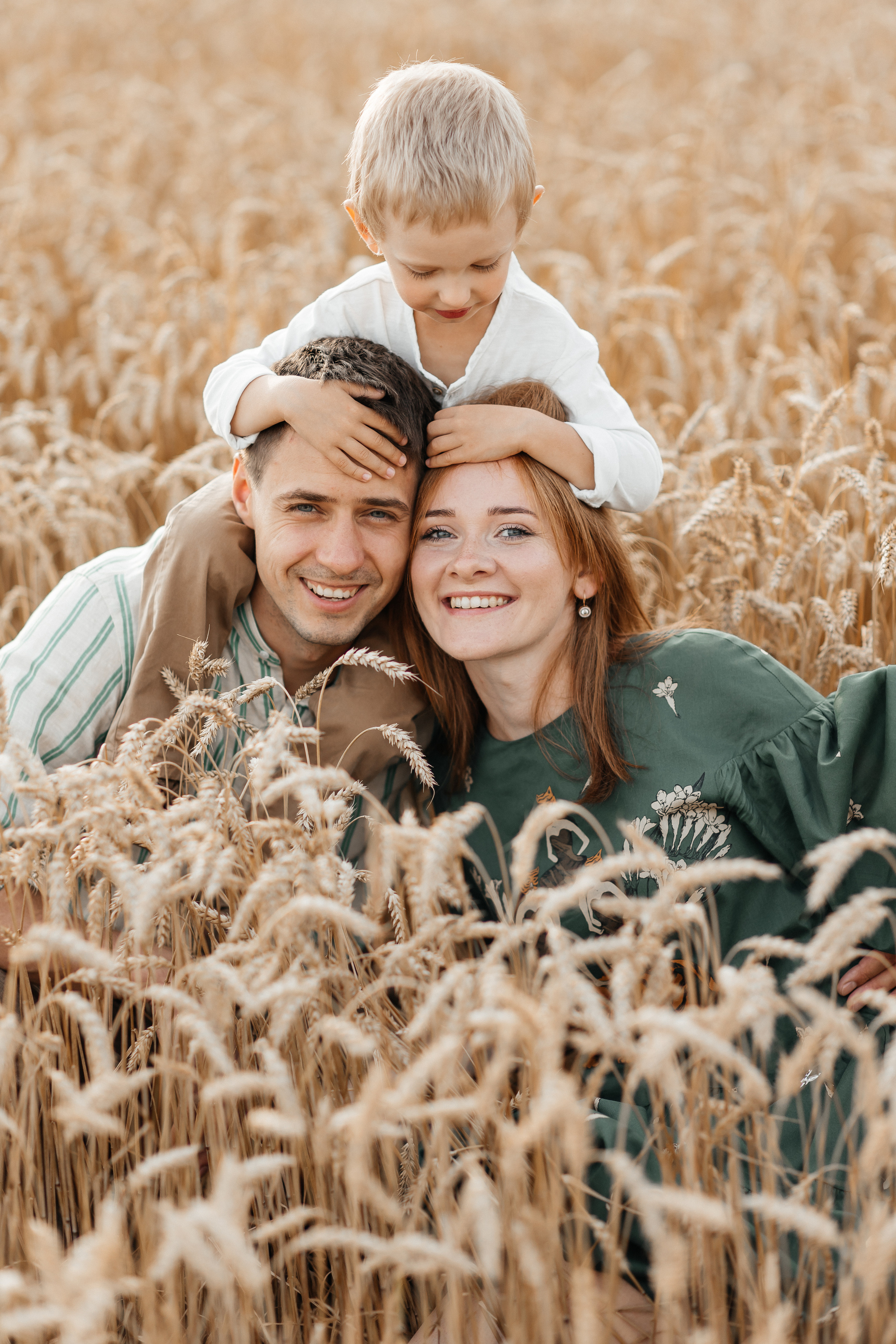 семейная фотосессия Москва в пшенице с ребенком