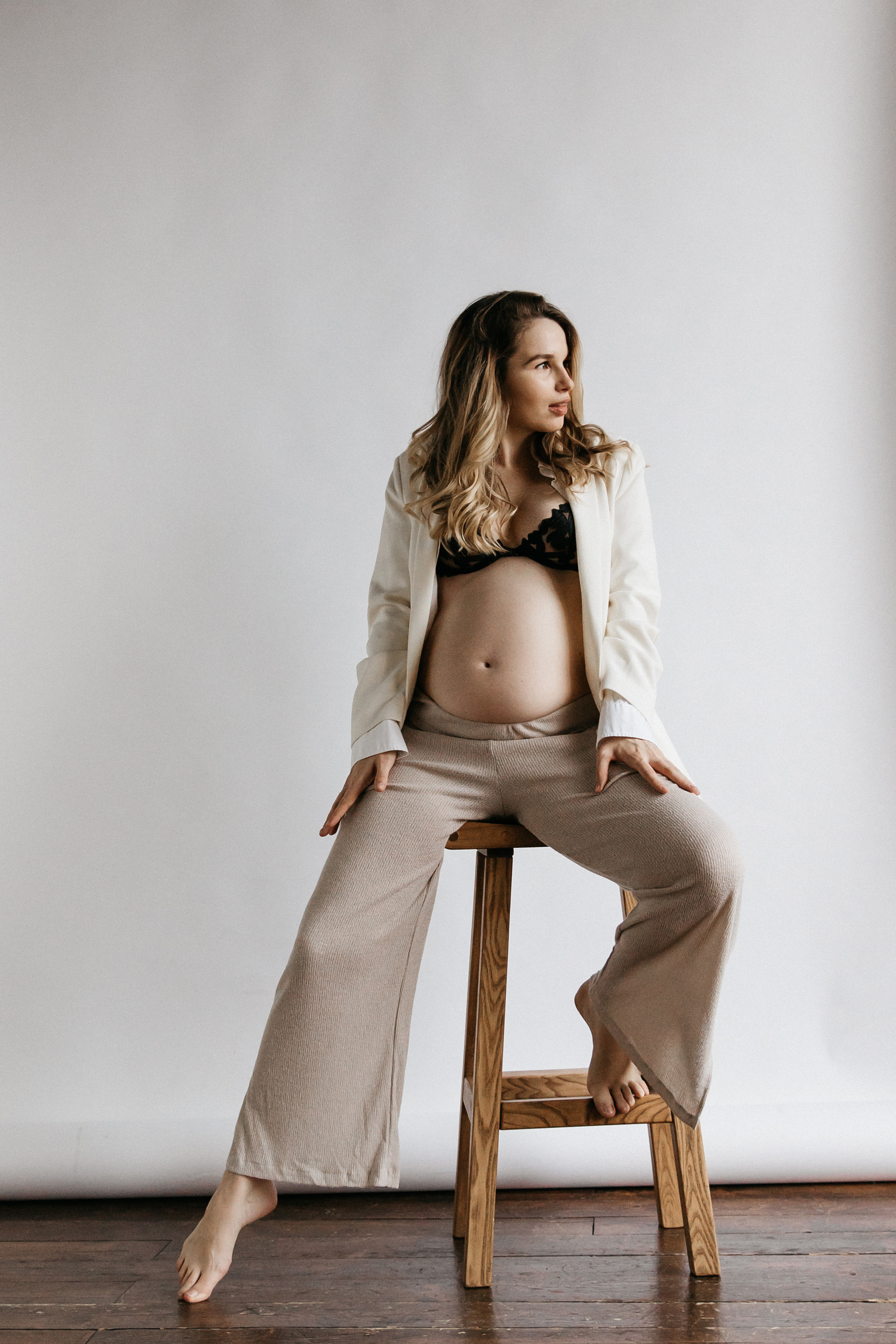 Стильная фотосессия беременности в фотостудии в Москве 2023