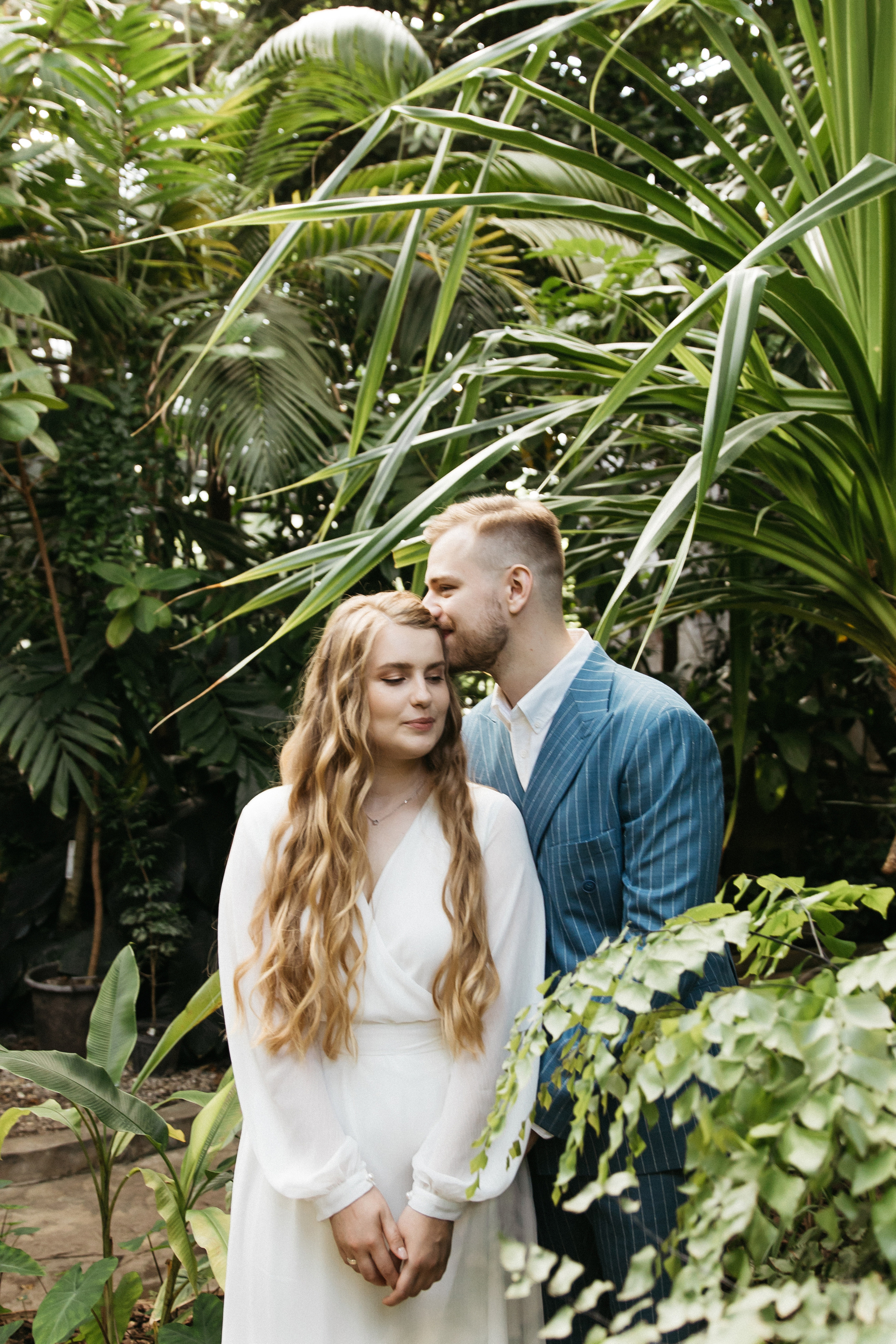 Свадебная фотосессия в Оранжереи Ботанического сада им Цицина. Свадебный и семейный фотограф в Москве Холда Тати