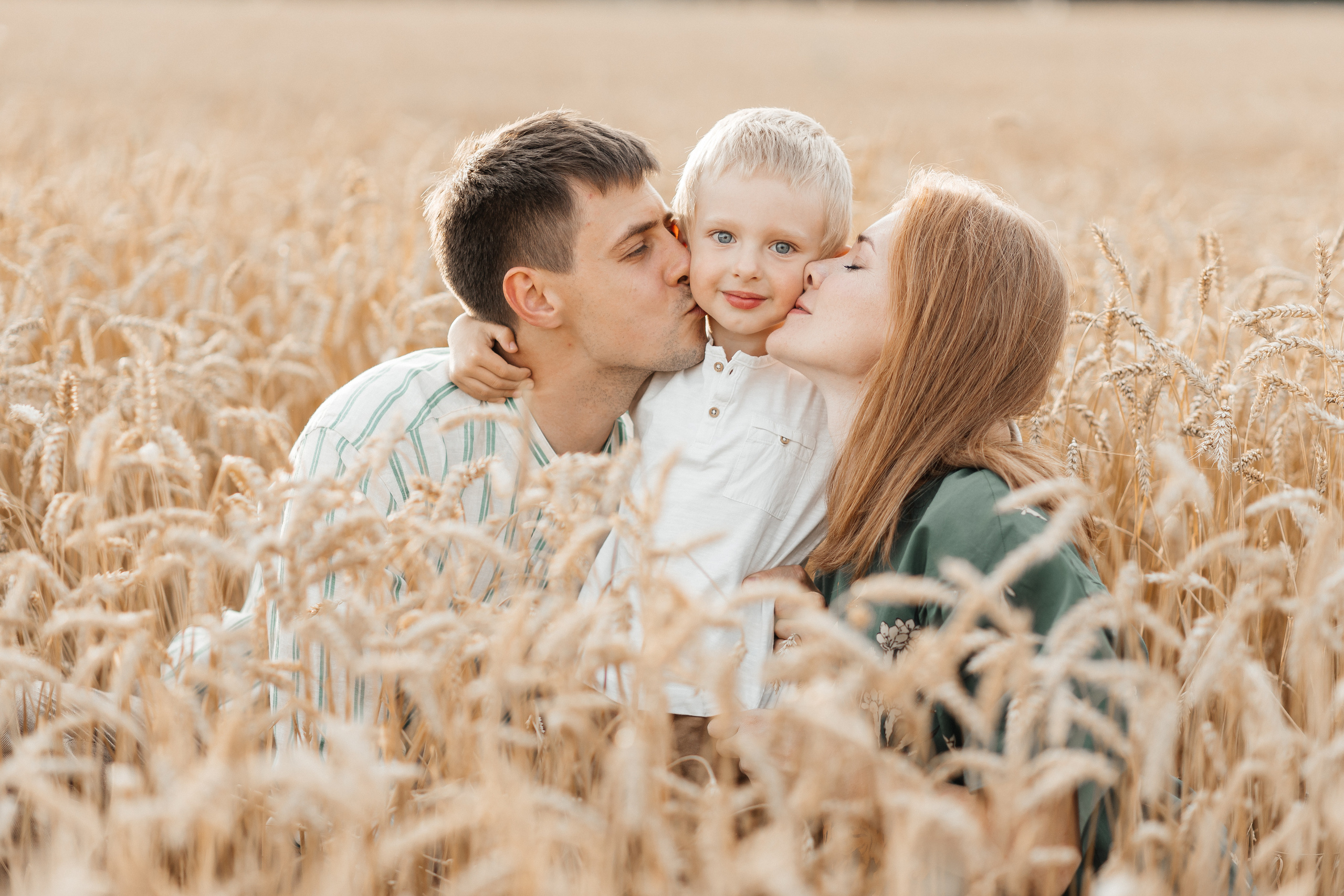 семейная фотосессия Москва в пшенице с ребенком
