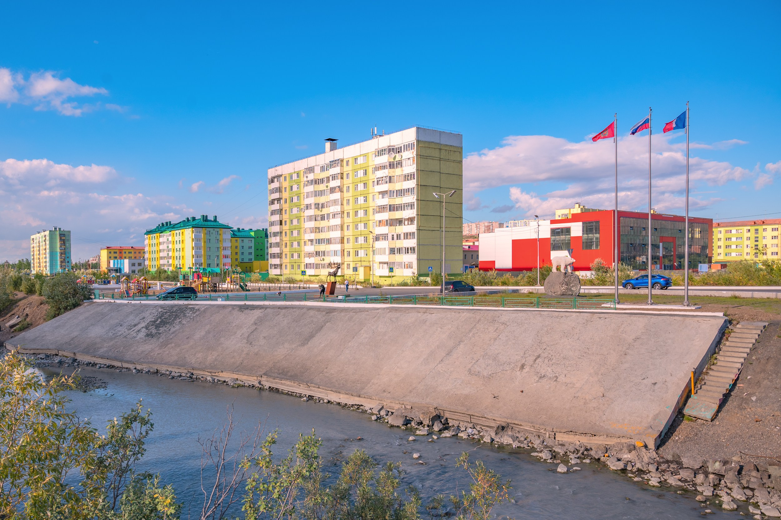 Скульптуры оленя и белого медведя на набережной реки Талнах. Талнах.рф