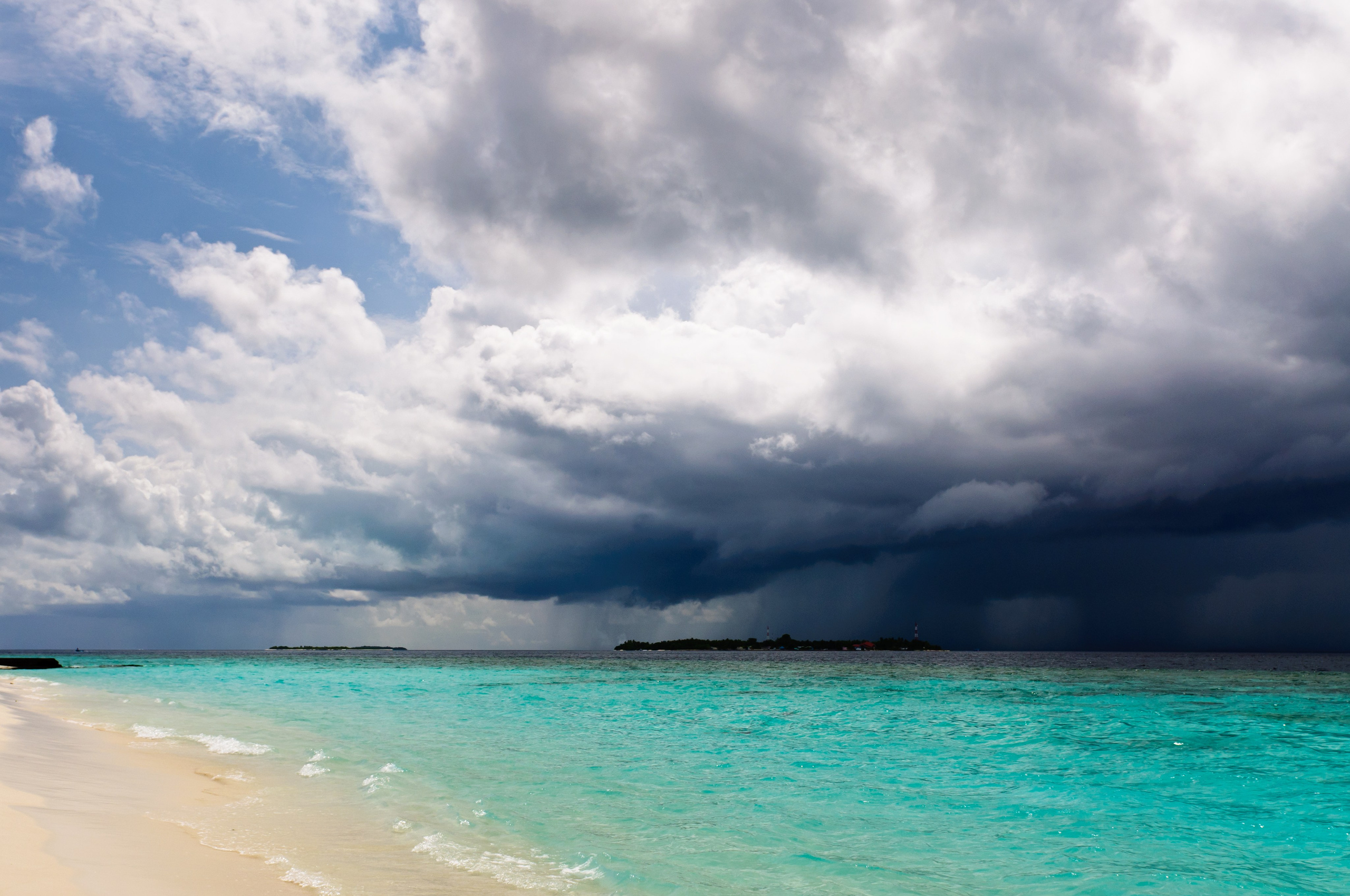 Надвигающийся шторм на пляж с бирюзовой водой, Мальдивы