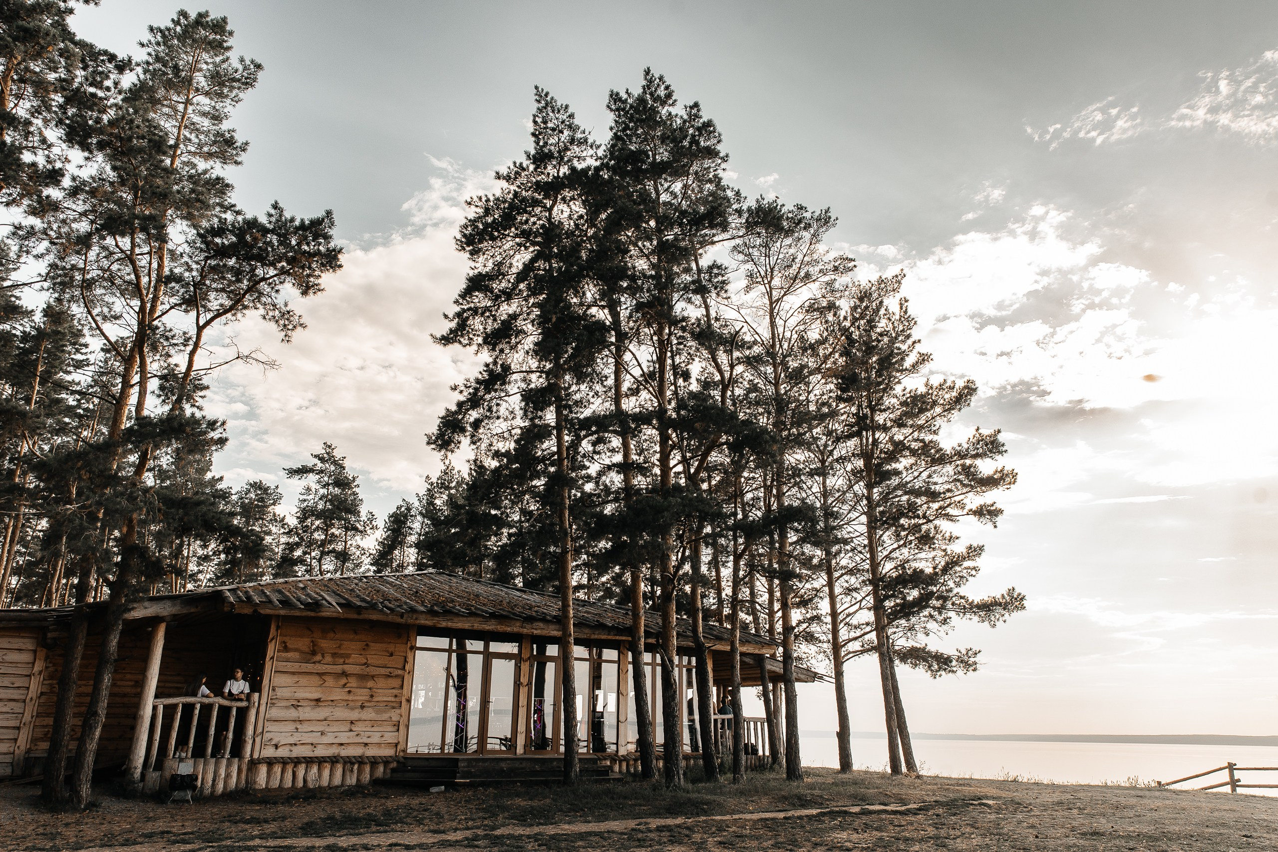 Здравствуйте! Я&nbsp;свадебный фотограф из&nbsp;Ульяновска, работаю в&nbsp;том числе по&nbsp;всей России и&nbsp;с&nbsp;выездом за&nbsp;границу. Снимаю свадьбы, lovestory, корпоративы, светский репортаж. Провожу обучение по&nbsp;фотографии, мастер-классы и&nbsp;воркшопы для других фотографов.