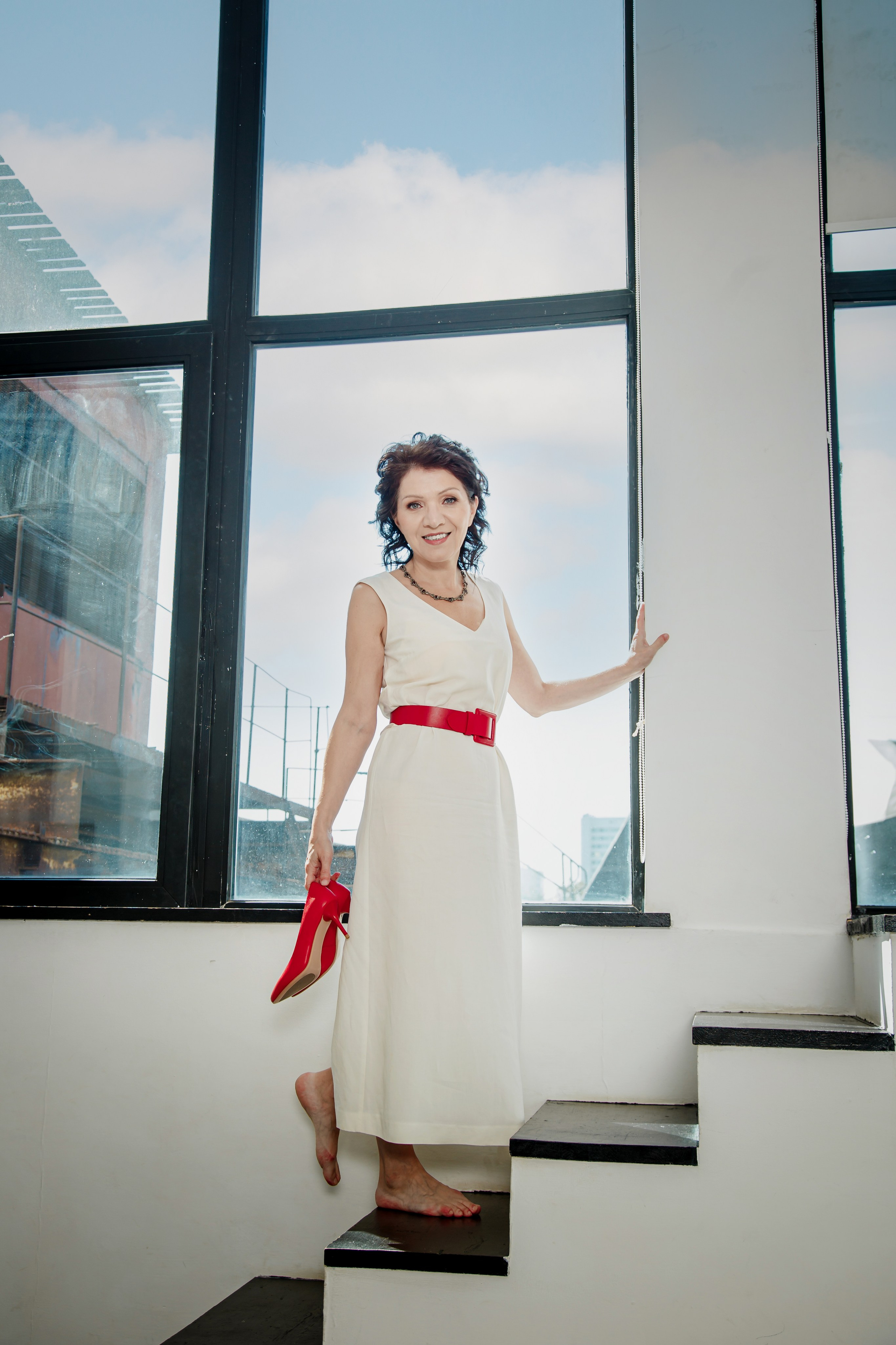 Женский коуч в светлой студии — брендовая фотосессия в Москве, Портрет женского коуча в деловом образе — фотосессия для личного бренда, Фотосессия для эксперта в офисной локации студии Москва, Женский коуч в повседневном образе — контент для соцсетей, Профессиональный бренд-фотограф в Москве — женский коуч, Образ женского коуча для сайта и продвижения в соцсетях, Разнообразные образы на брендовой фотосессии для эксперта, Светлая студия с офисными локациями — фотосессия для коуча, брендовая фотосессия для эксперта, фотосессия для женского коуча, бренд-фотограф Москва, фотосессия личный бренд, фотосессия для сайта, фотосессия для соцсетей, фотосессия для продвижения, фотосессия в студии Москва, фотосессия для эксперта Москва, профессиональная фотосессия для коуча. Катерина Сысуева, Рина Сысуева, rina_sphoto