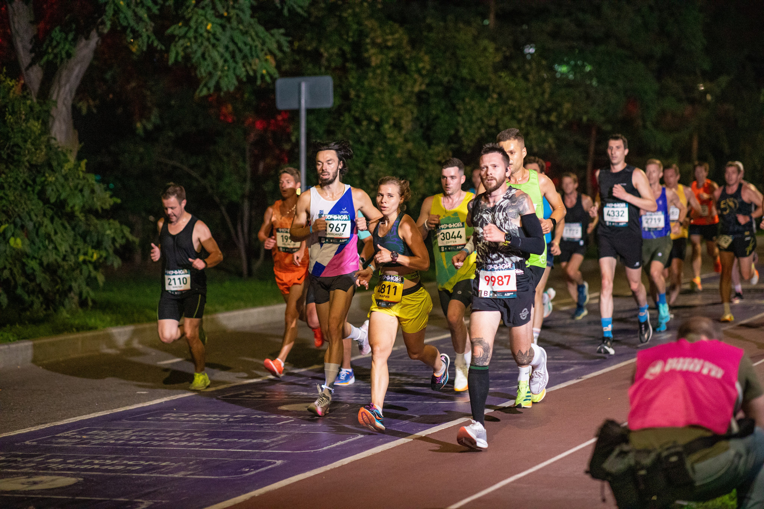 Ночной забег в ленте фотографий бегунов 03.08.24. Фотограф Сергей Ловкий