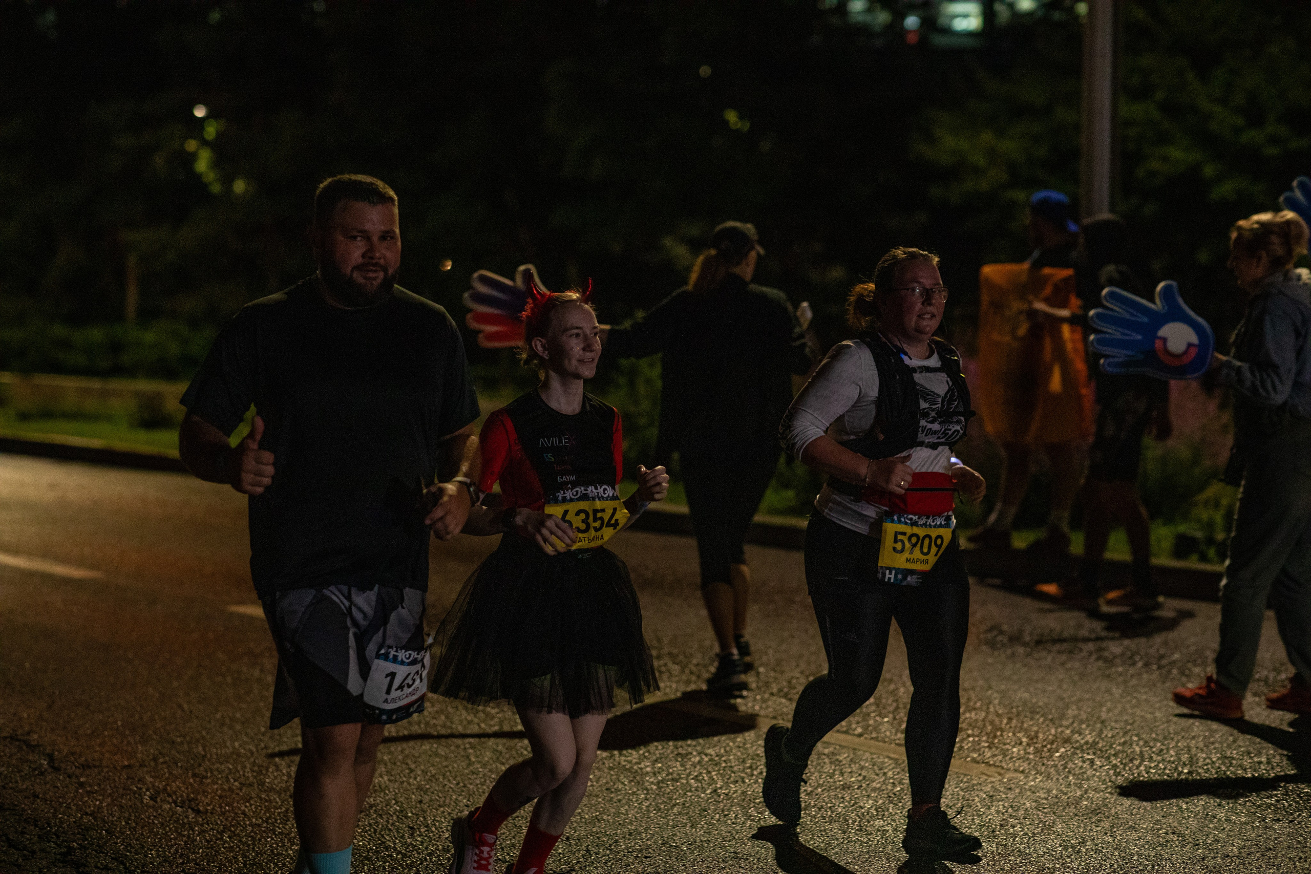 Ночной забег в ленте фотографий бегунов 03.08.24. Фотограф Сергей Ловкий
