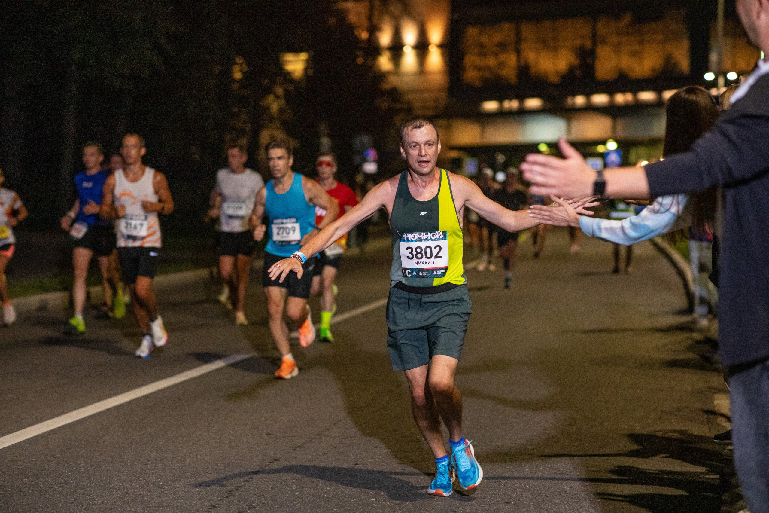 Ночной забег в ленте фотографий бегунов 03.08.24. Фотограф Сергей Ловкий