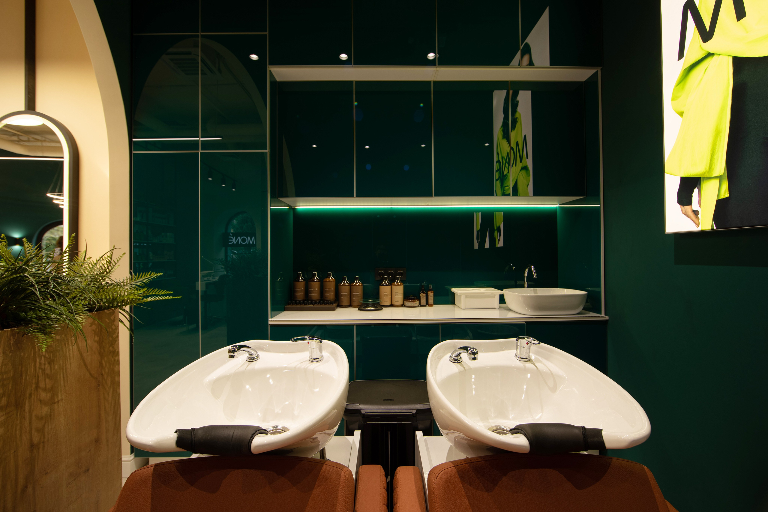 В процессе съемки, я делаю несколько кадров каждой комнаты или её элемента, предмета интерьера, чтобы выбрать лучший вариант. Мои услуги также включают подбор и использование освещения и другого дополнительного оборудования. 