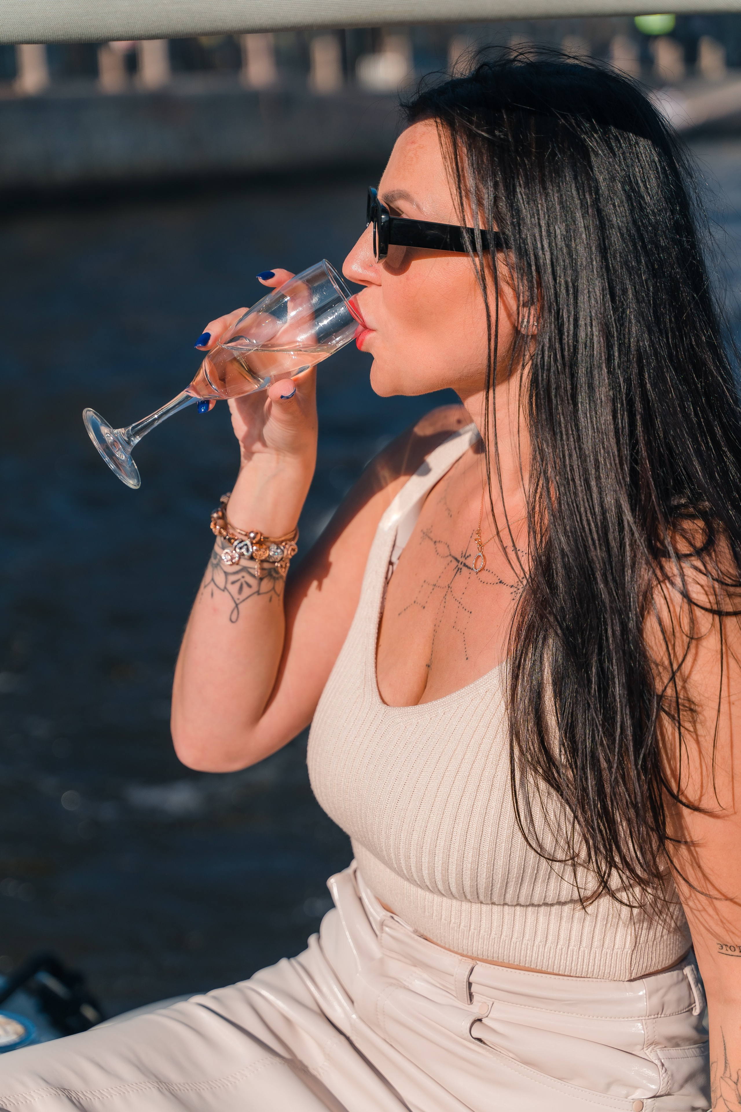 Фотосъемка девичника, встреча девушек, веселые женские портреты